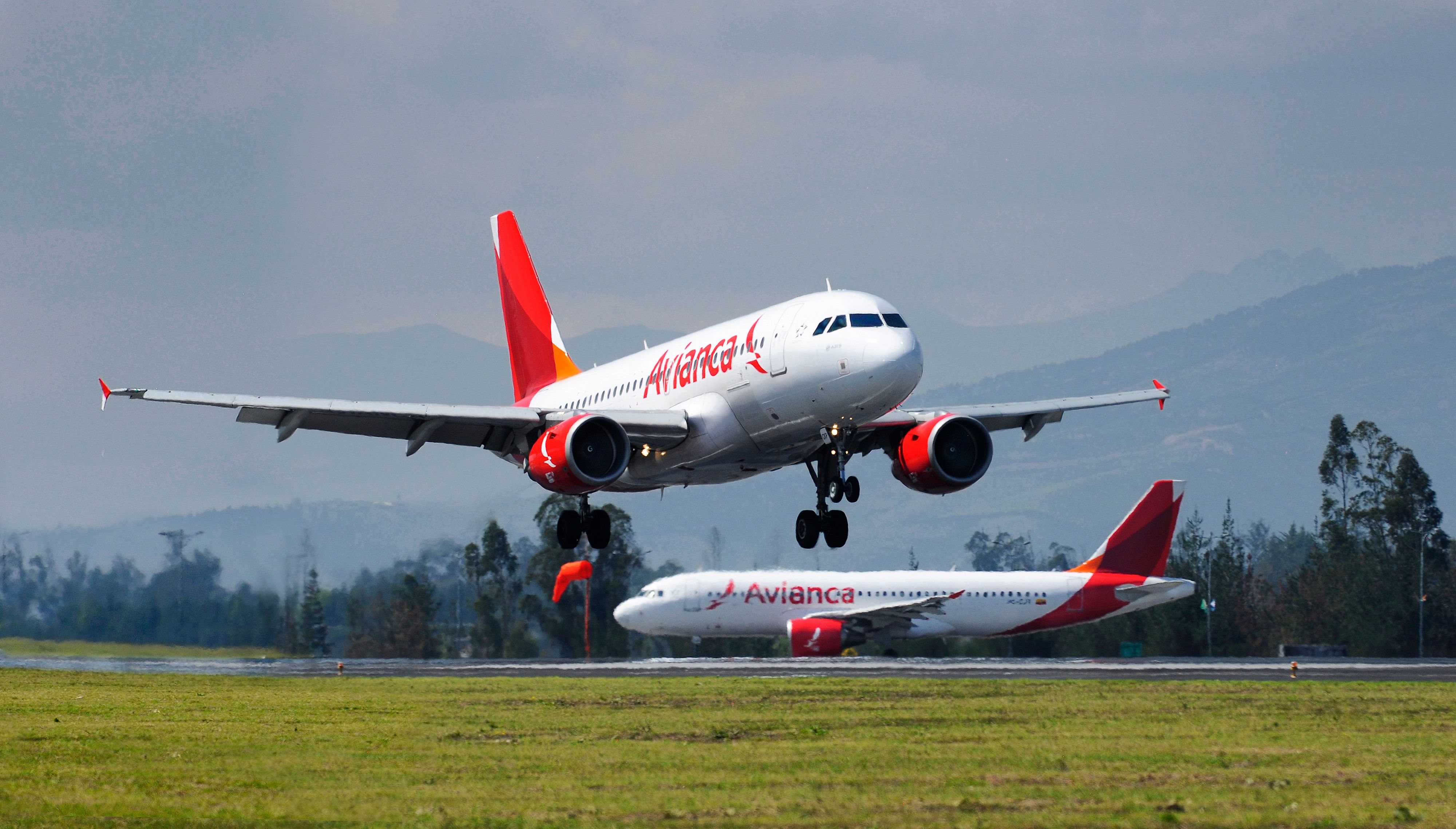Ein Airbus der Fluglinie Avianca beim Anflug auf den Flughafen von Quito.