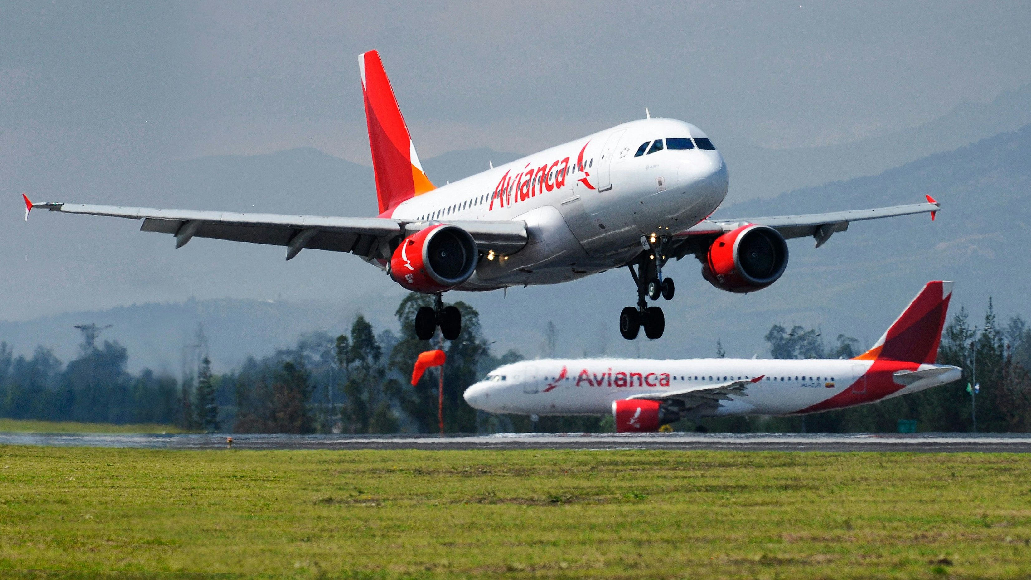 Ein Airbus der Fluglinie Avianca beim Anflug auf den Flughafen von Quito.