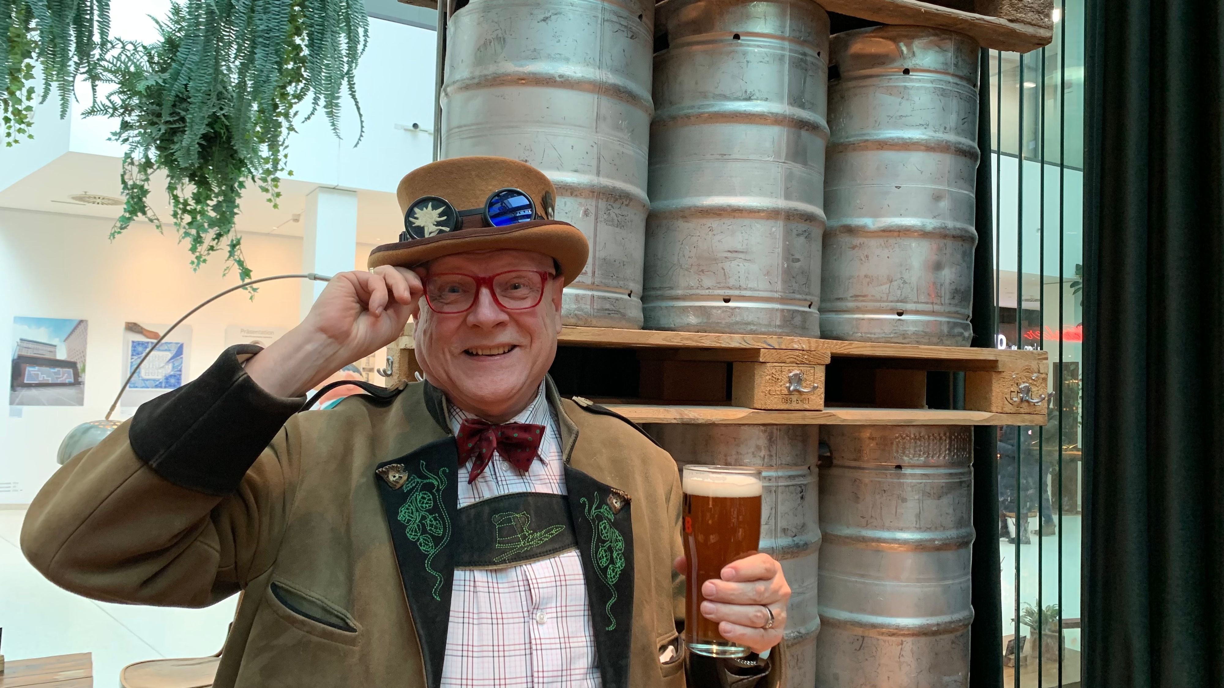 Ein sichtlich glücklicher Bierpapst mit einem Göttertrank in der Hand bei seinem Besuch in Linz