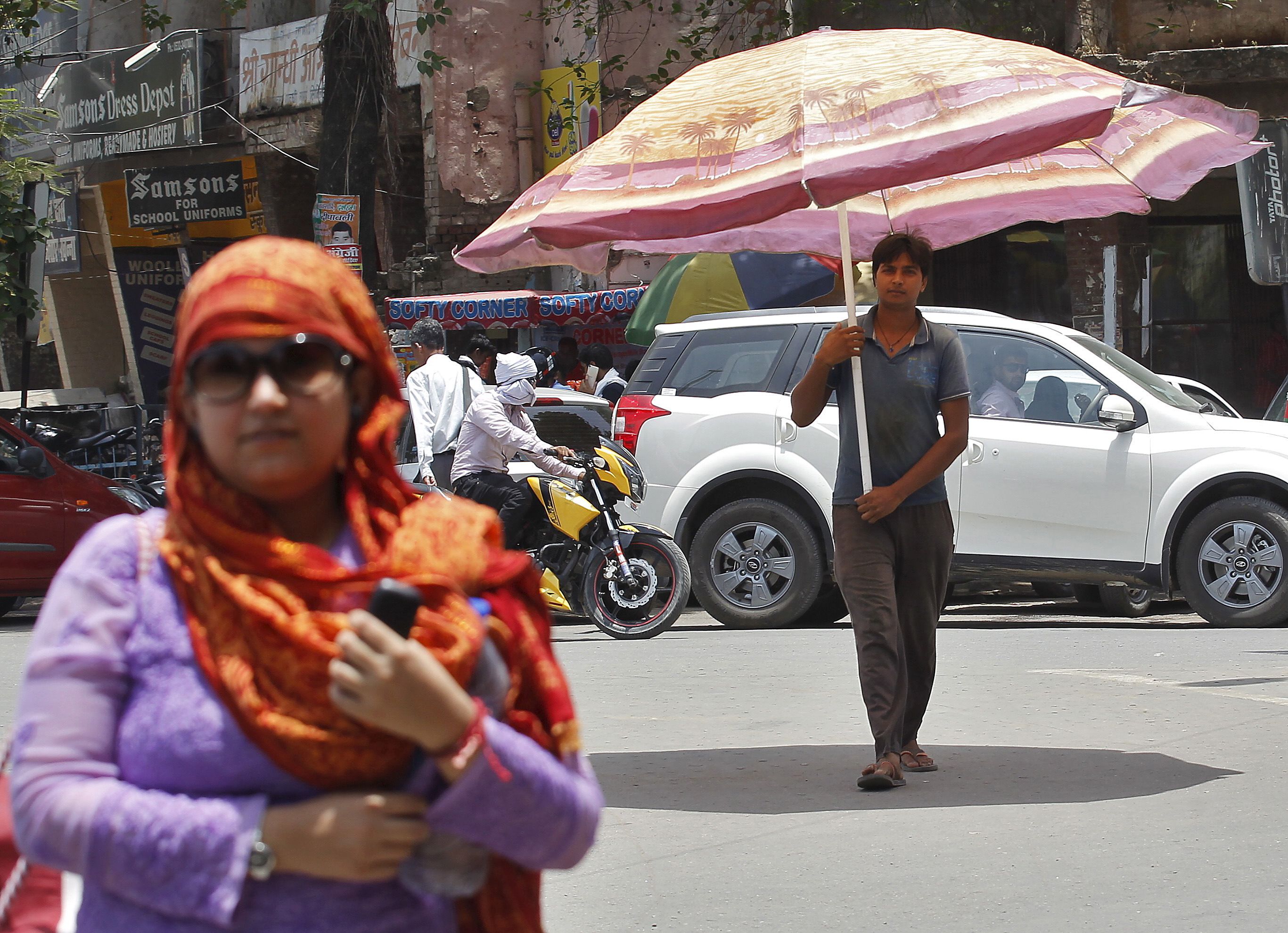 Ein Inder schützt sich mit einem Gartenschirm vor der Hitze in der Metropole Allahabad.