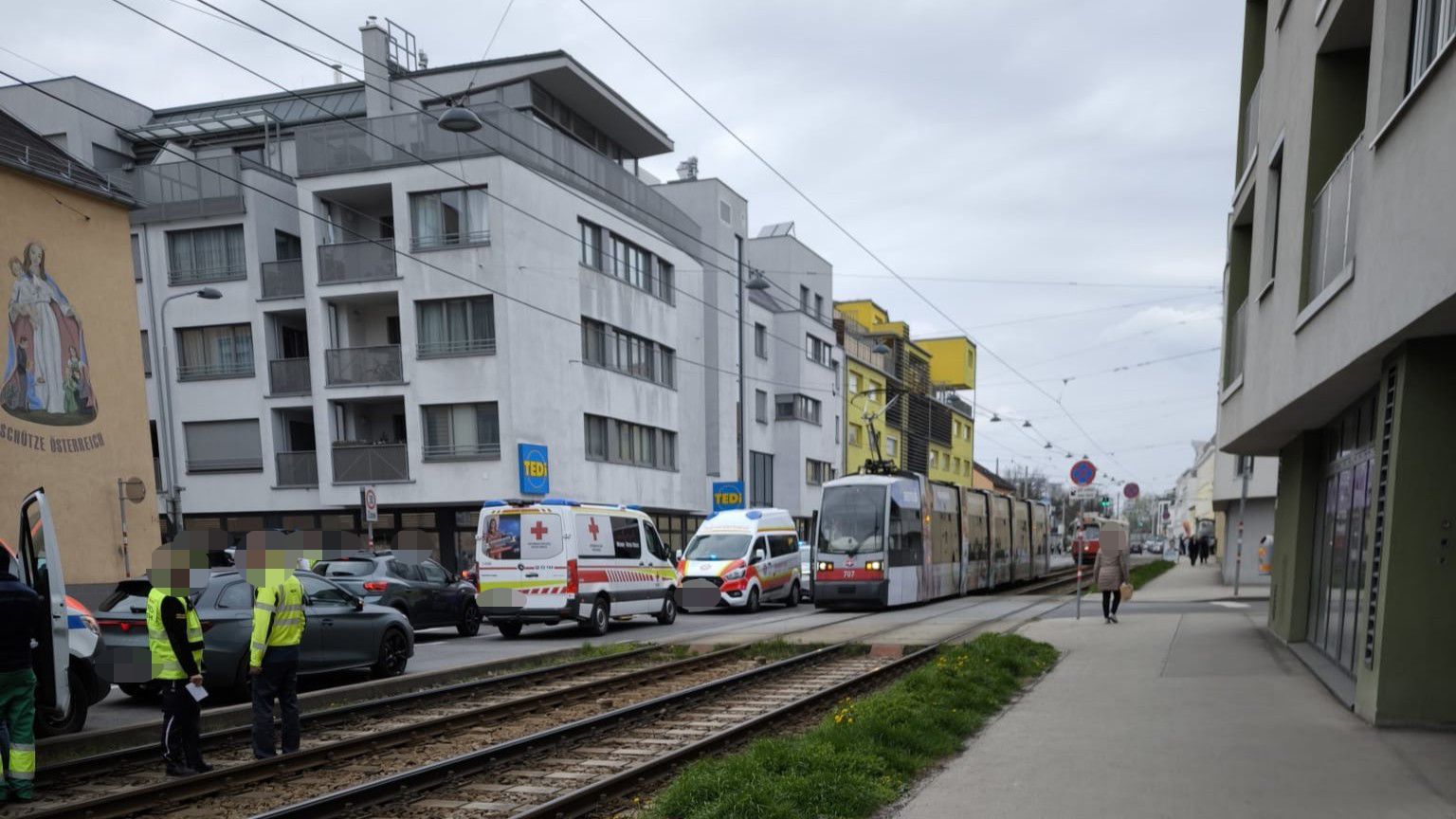 Rettungskräfte und Teams der Wiener Linien waren vor Ort im Einsatz.