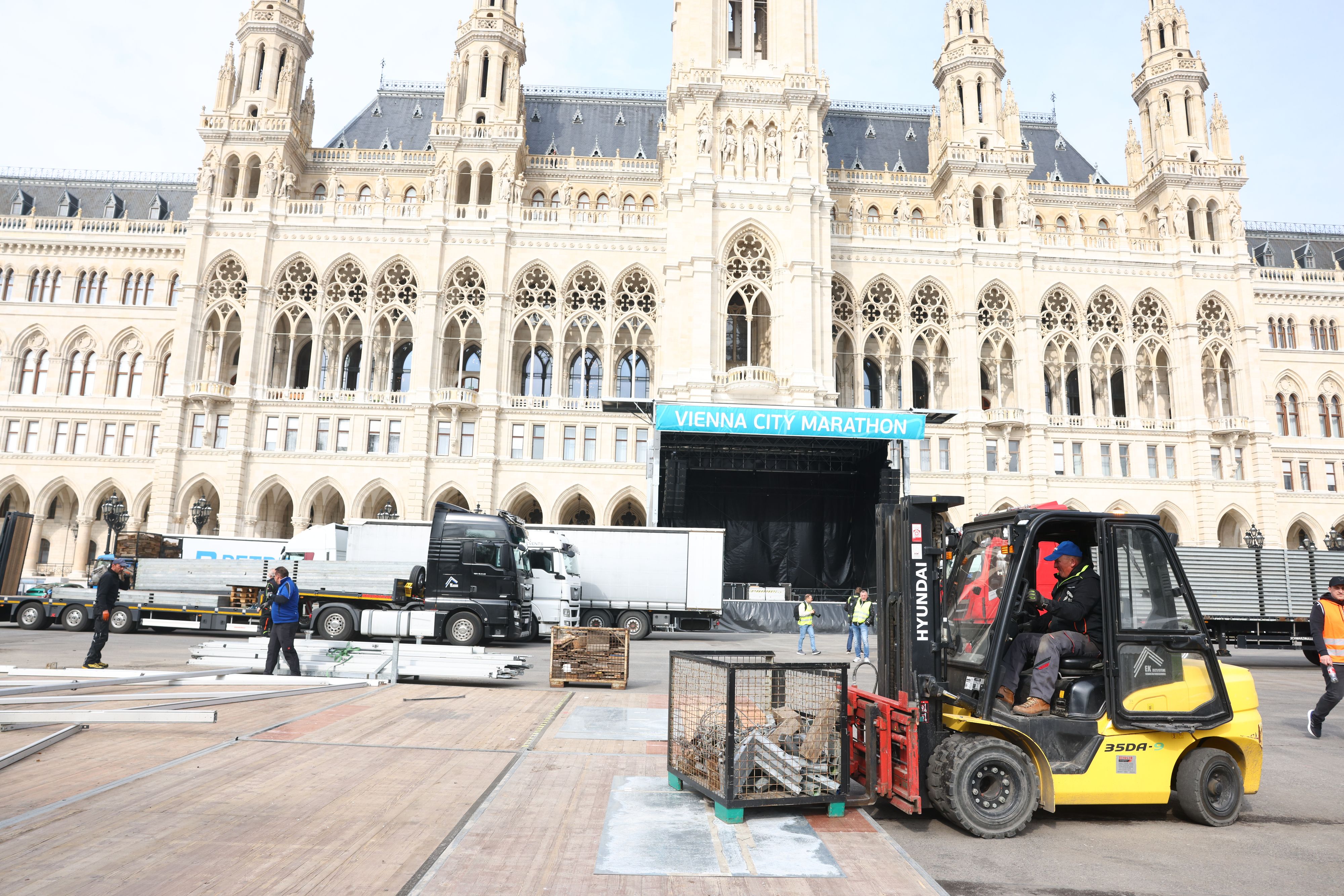 Alle Hände voll zu tun beim Aufbau zum Wien-Marathon
