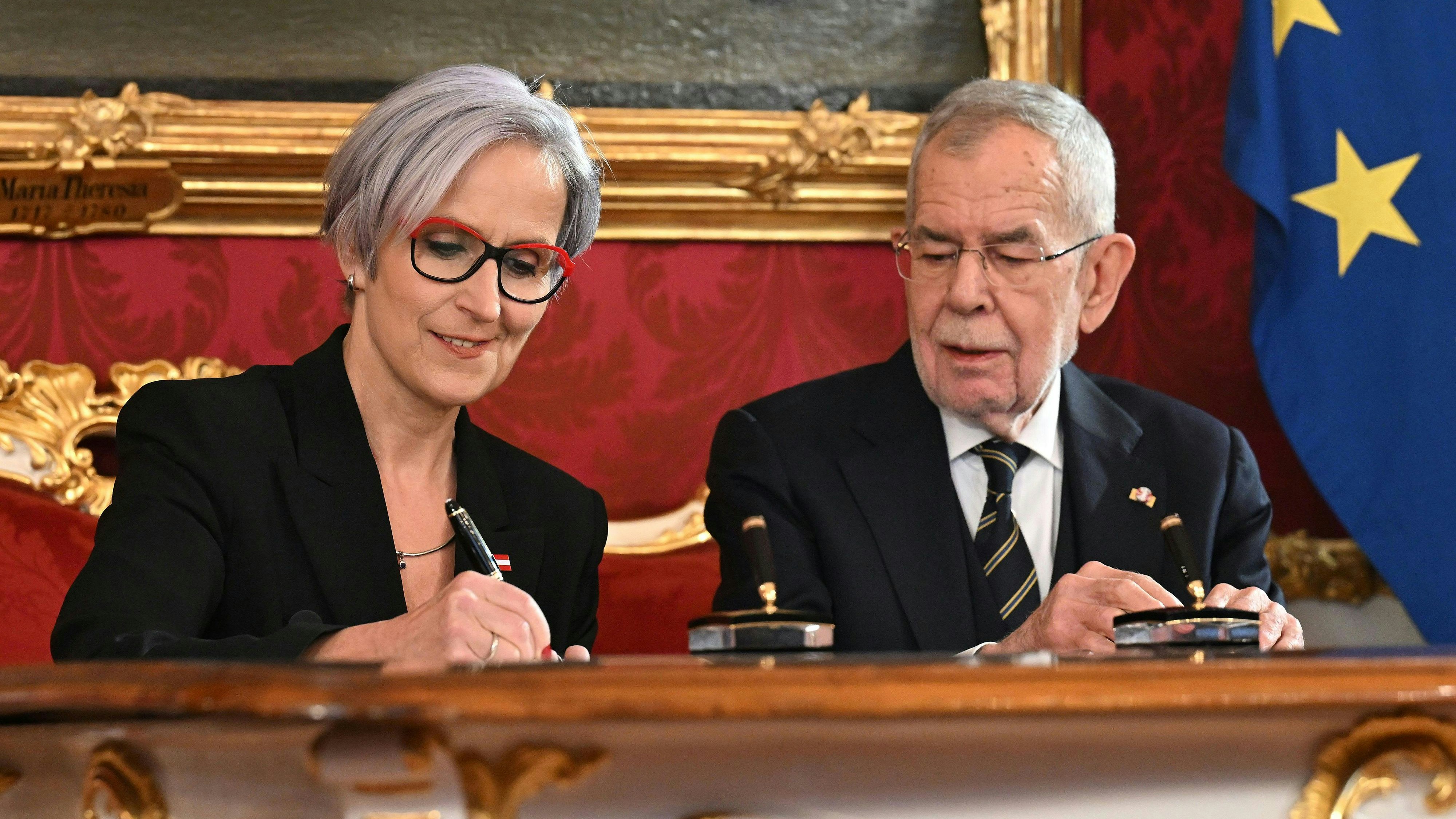 Anna Sporrer neben Bundespräsident Alexander Van der Bellen bei ihrer Angelobung als Justizministerin am 3. März 2025.