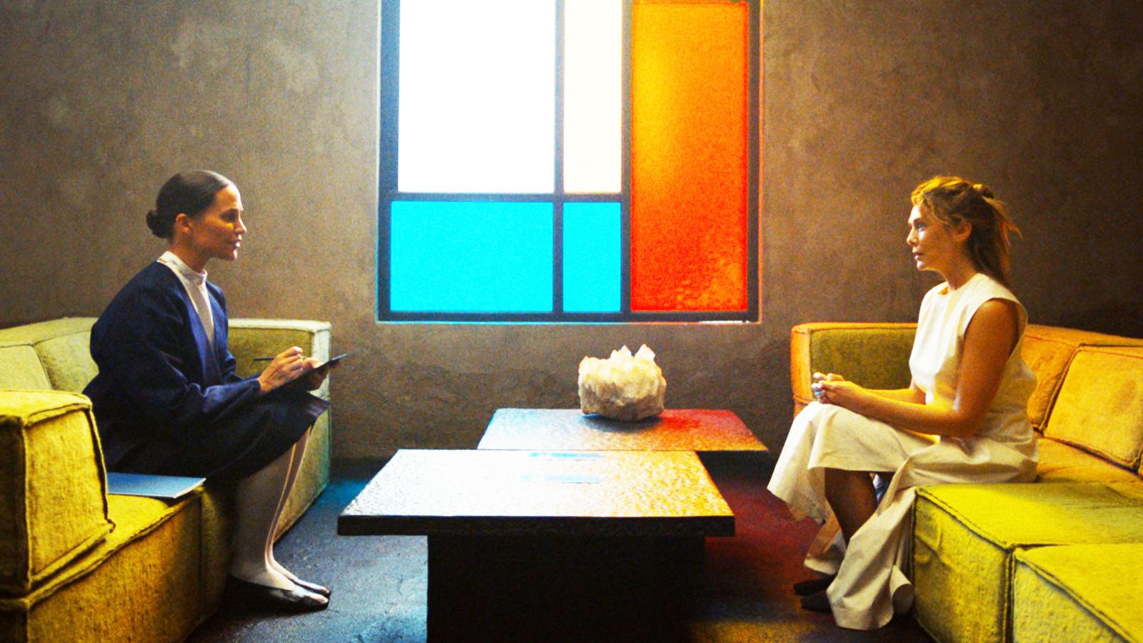 Alicia Vikander prüft Elizabeth Olsens (v.l.) Eigenschaft als Mutter im Film 