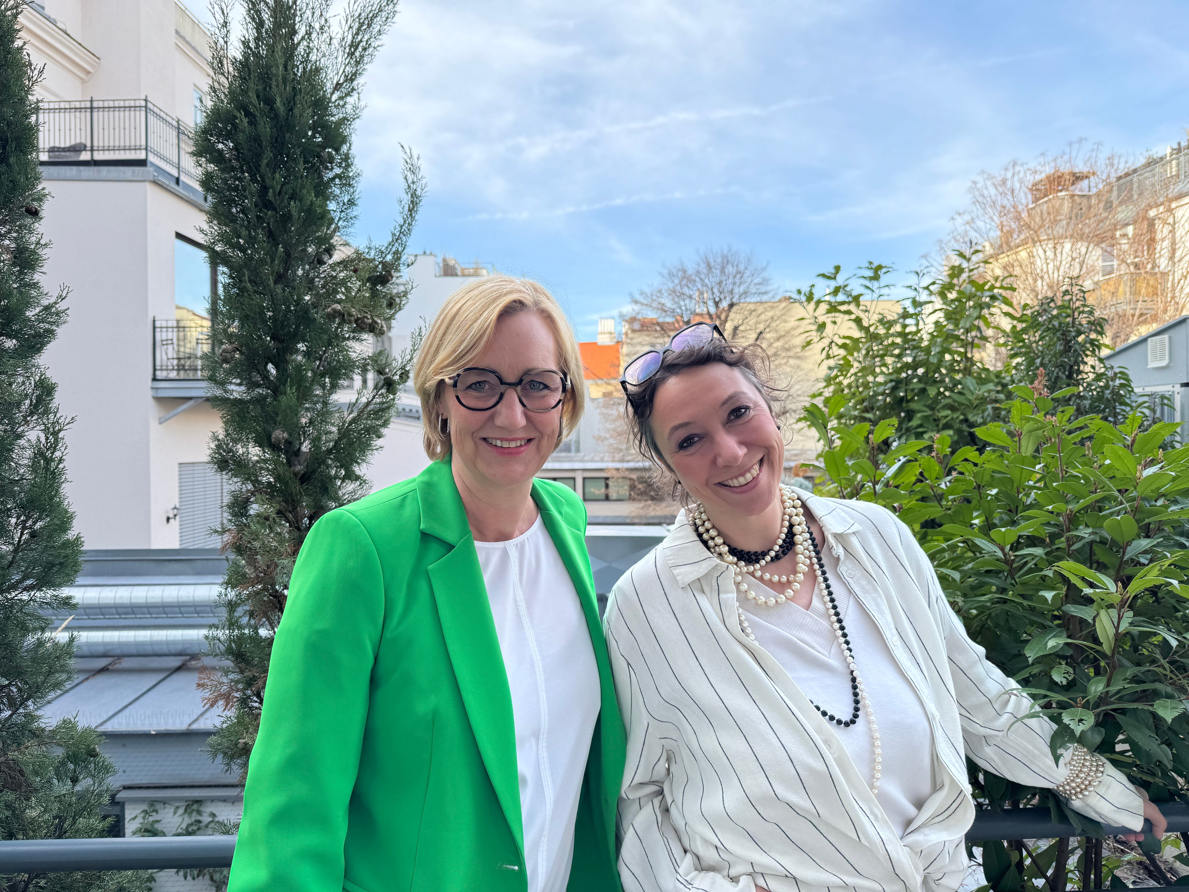 Journalistin Birgit Fenderl begrüßt Schauspielerin Ursula Strauss (v.l.) als ersten Gast ihres neuen Podcasts 