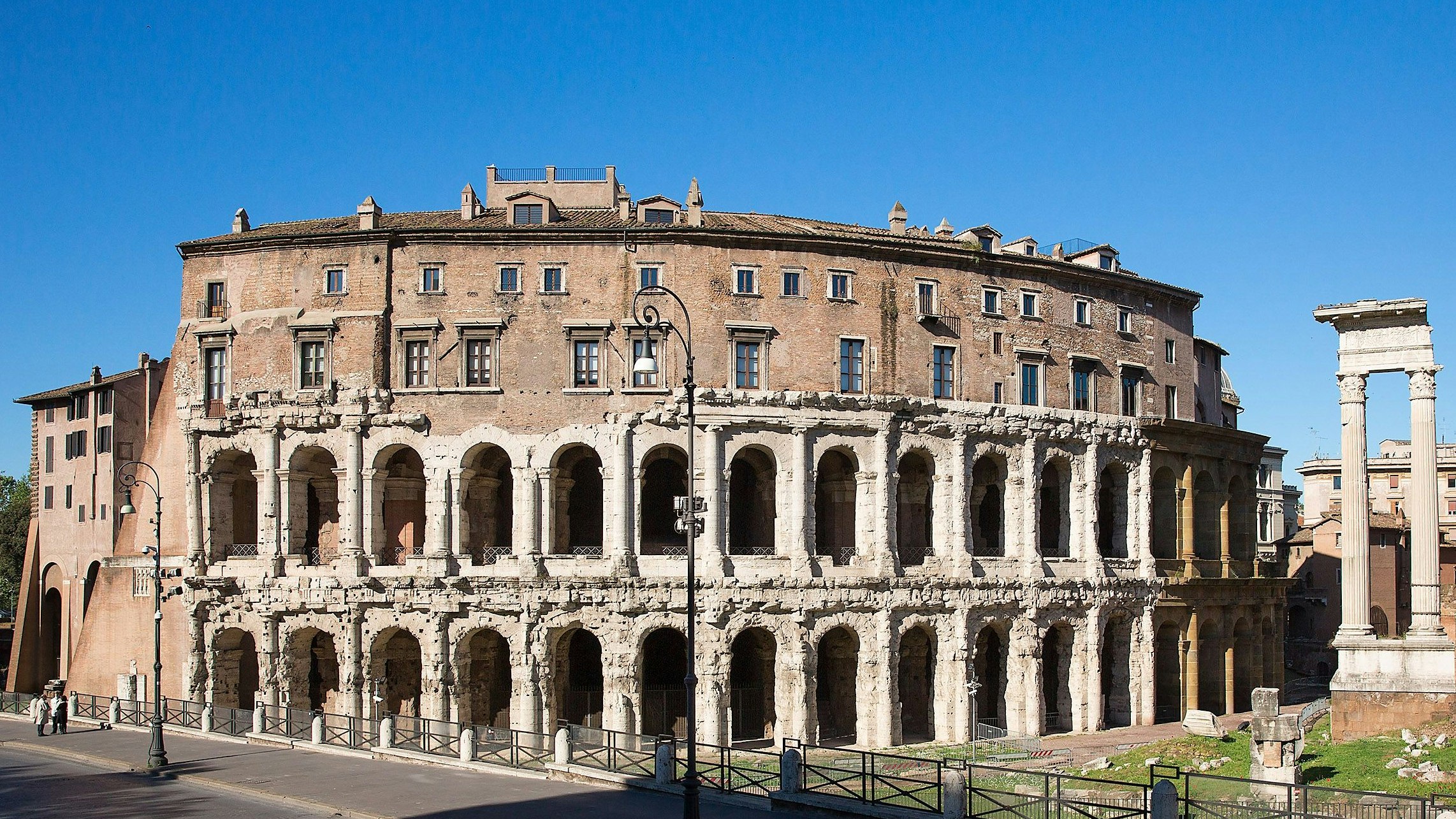 Das Marcellustheater wurde nach dem Niedergang des römischen Imperiums als Steinbruch verwendet. Im Mittelalter wurden die noch erhaltenen Teile als Wohnraum genutzt. Auf die ersten beiden Arkadenreihen baute man Wohnhäuser.