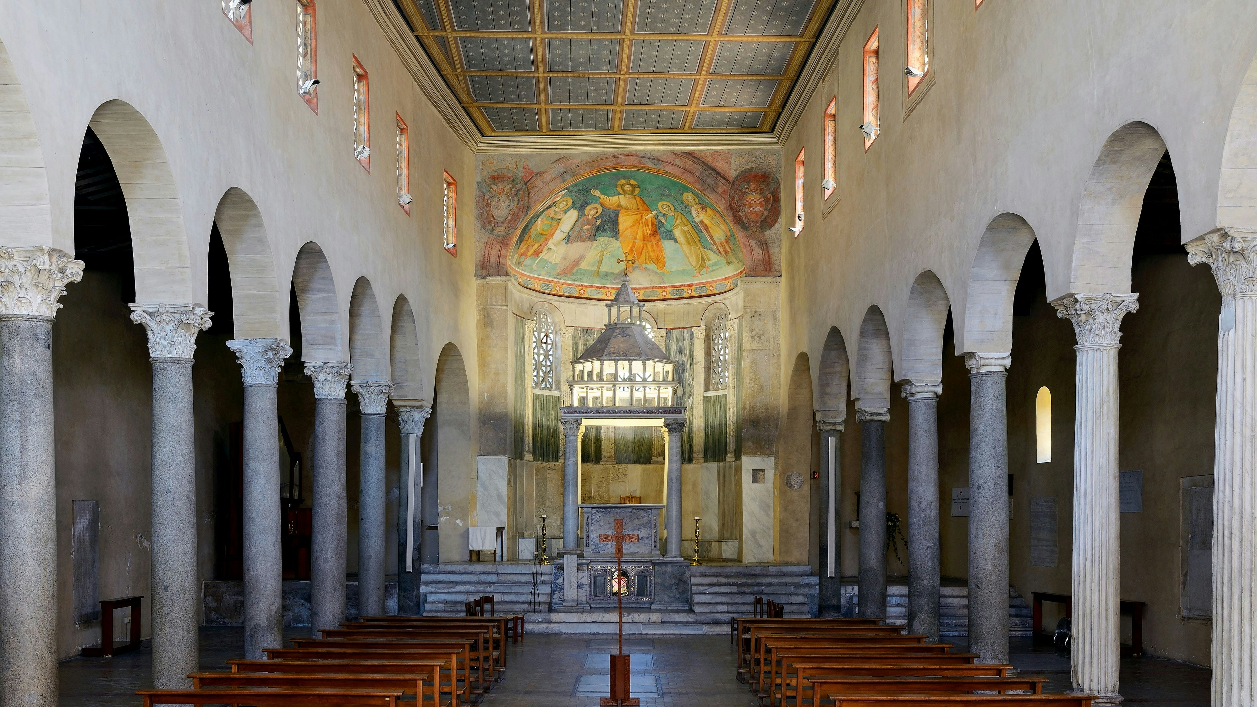 Recycling-Basilika San Giorgio in Velabro: Kirchenschiff mit ungleichen Säulen - einige sind glatt, andere geriffelt, einige aus Granit, andere aus Marmor. Die Linien an der Decke sind nicht parallel.