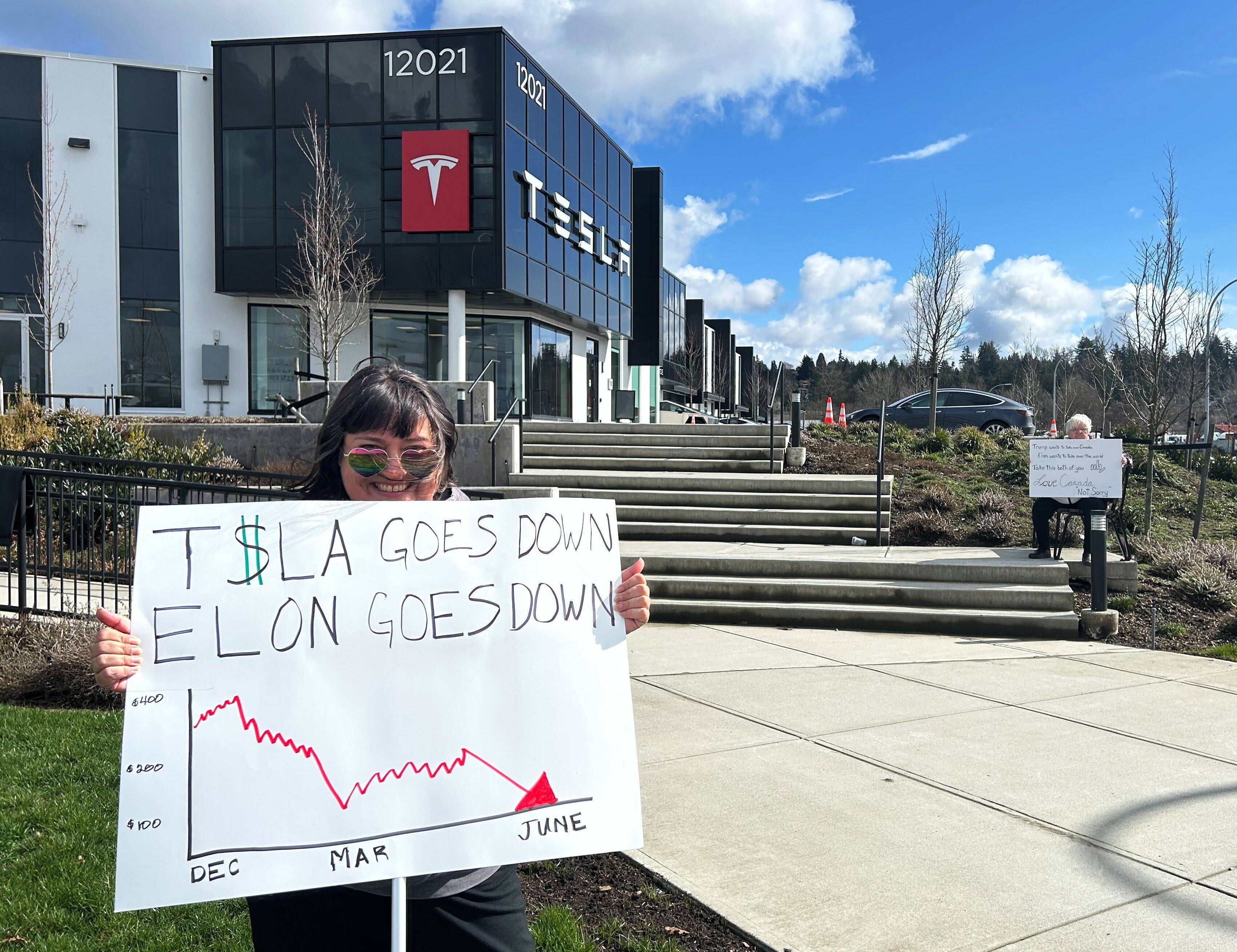 Immer wieder kam es zu Protesten vor Tesla-Betrieben. So auch im März in Surrey, Kanada.