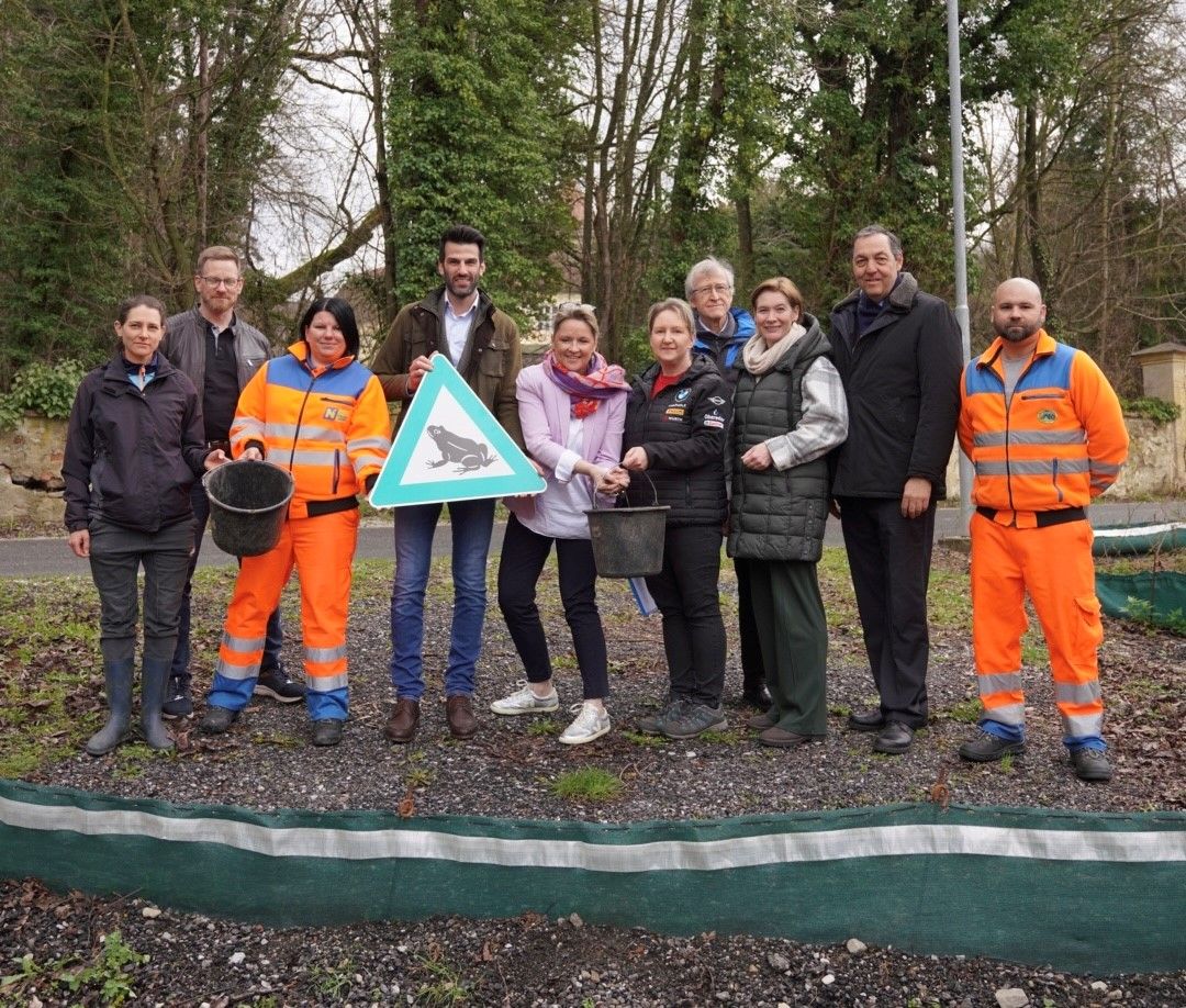 Udo Landbauer (4.v.l.) und Susanne Rosenkranz (5.v.l.) stellten Projekt vor