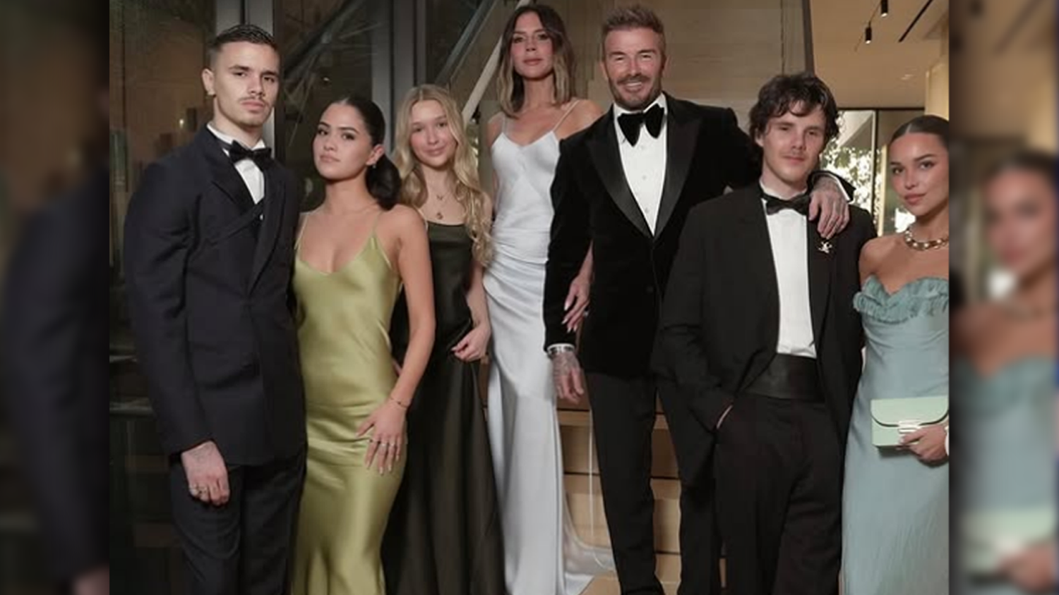 David Bechham mit Victoria (4. v.l.) sowie Sohn Romeo (22, l.) mit Freundin Kim Turnball (25), Tochter Harper (13). Ganz rechts ist&nbsp; Sohn Cruz (20) mit Freundin Jackie Apostel (29).