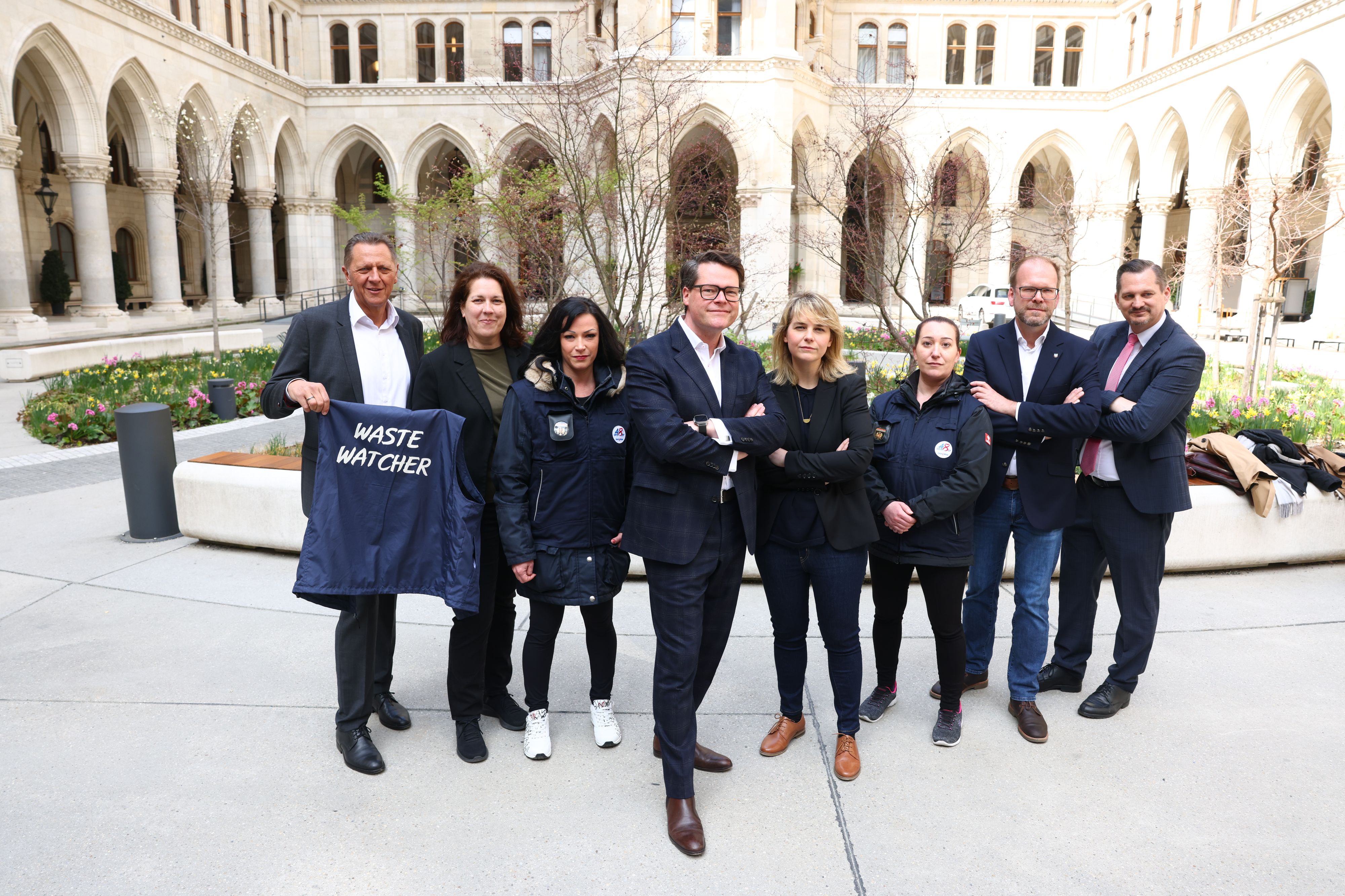 BV Simmering Thomas Steinhart, BV Brigittenau Christine Dubravac-Widholm, Waste Watcher-Mitarbeiterin, Stadtrat Jürgen Czernohorszky, BV Ottakring Stefanie Lamp, Waste Watcher-Mitarbeiterin, BV Rudolfsheim Dietmar Baurecht, BV Favoriten Marcus Franz (v.l.).