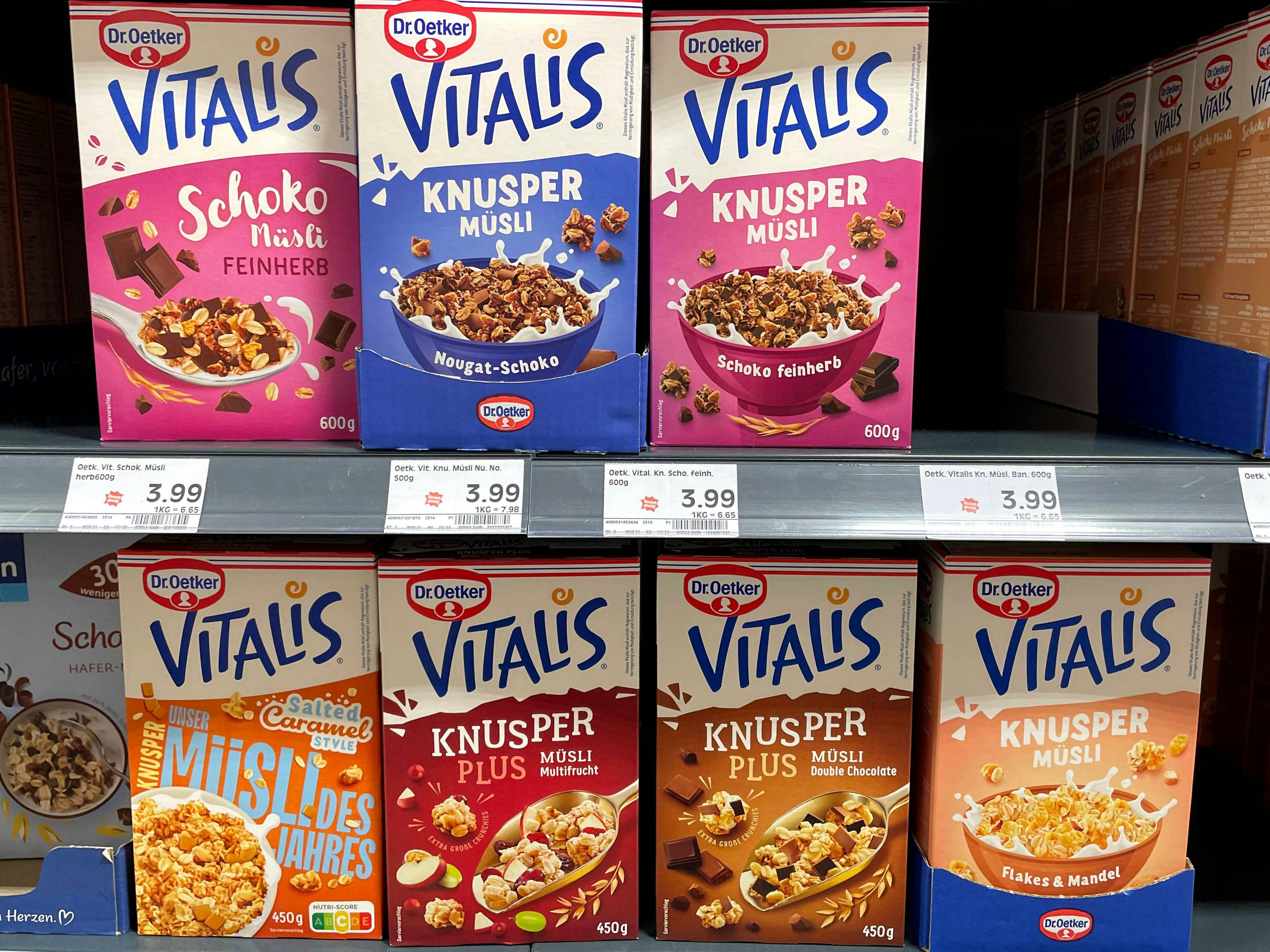 Bayern, Deutschland 23. Juni 2023: Hier Bilder in einem Supermarkt, Discounter, Handyfoto, im Bild Vitalis Müsli von Dr.Oetker, Frühstück, verschiedene Sorten *** Bavaria, Germany 23 June 2023 Here pictures in a supermarket, discount store, cell phone photo, in the picture Vitalis Müsli from Dr Oetker, breakfast, different varieties.