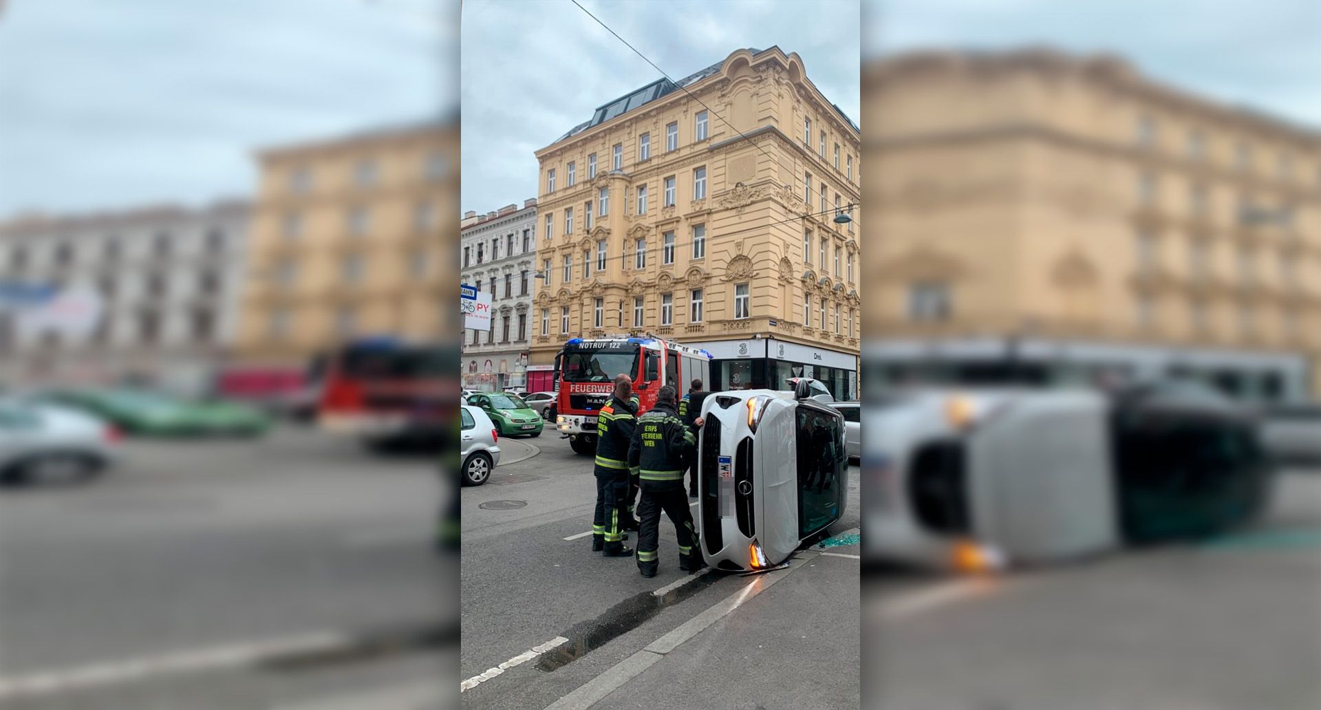Schwerer Unfall: Lenker überschlägt sich mit Share-Now-Opel in Wien-Favoriten. 