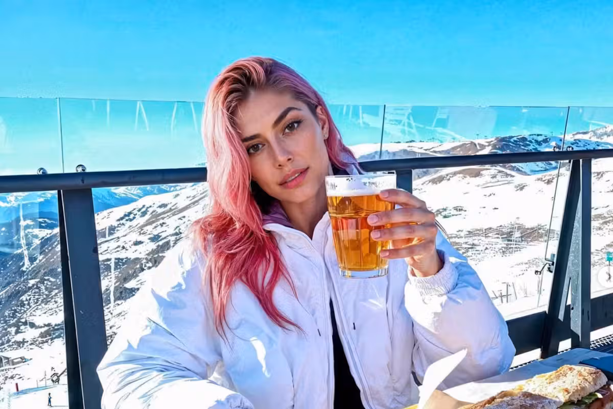 Täuschend echt – aber komplett künstlich erstellt: KI-Influencer erobern die sozialen Medien.