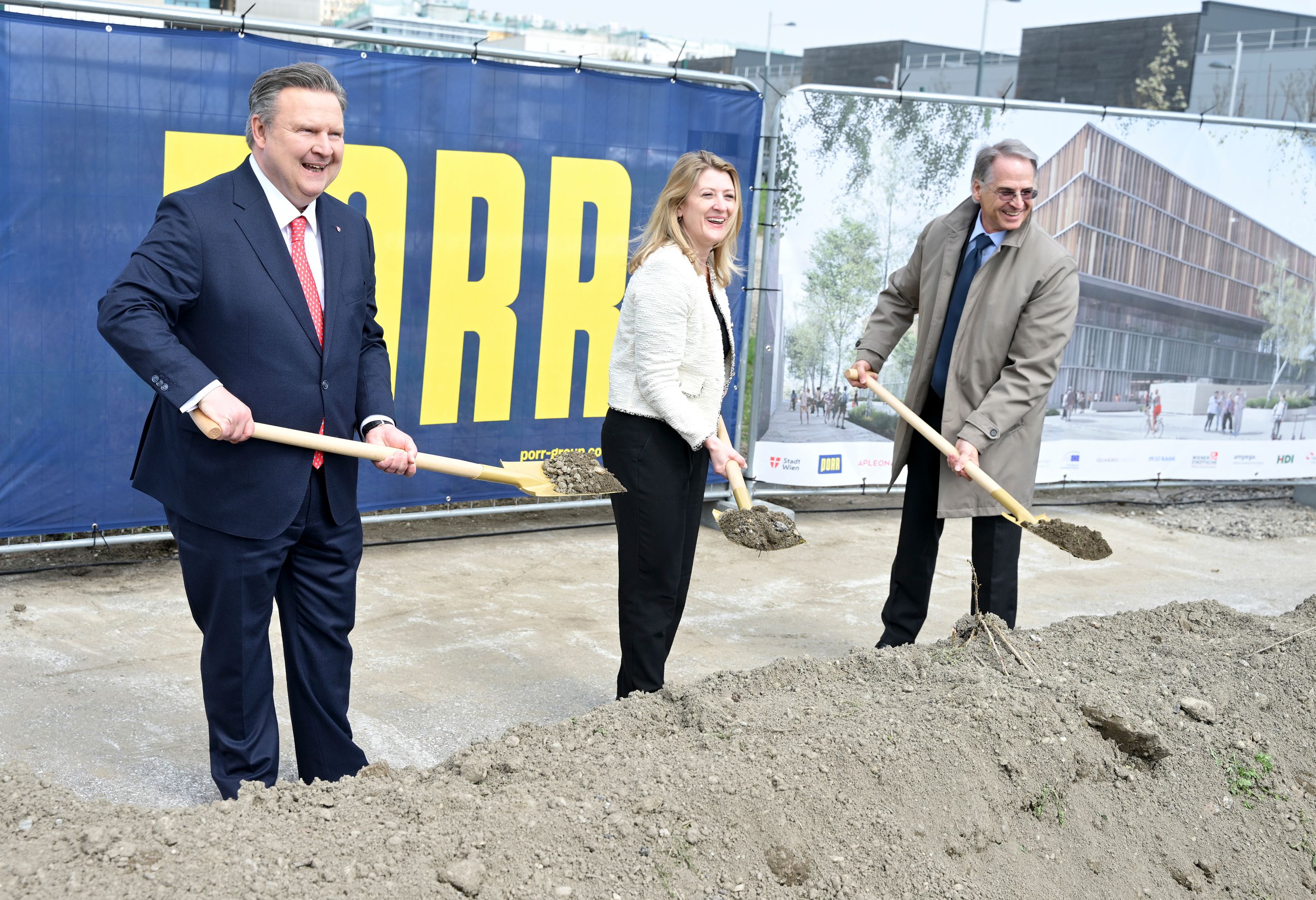 Bürgermeister Michael Ludwig (SPÖ), Vizebürgermeisterin Bettina Emmerling (Neos) und PORR-Geschäftsführer Ludwig Steinbauer (v.l.) beim Spatenstich