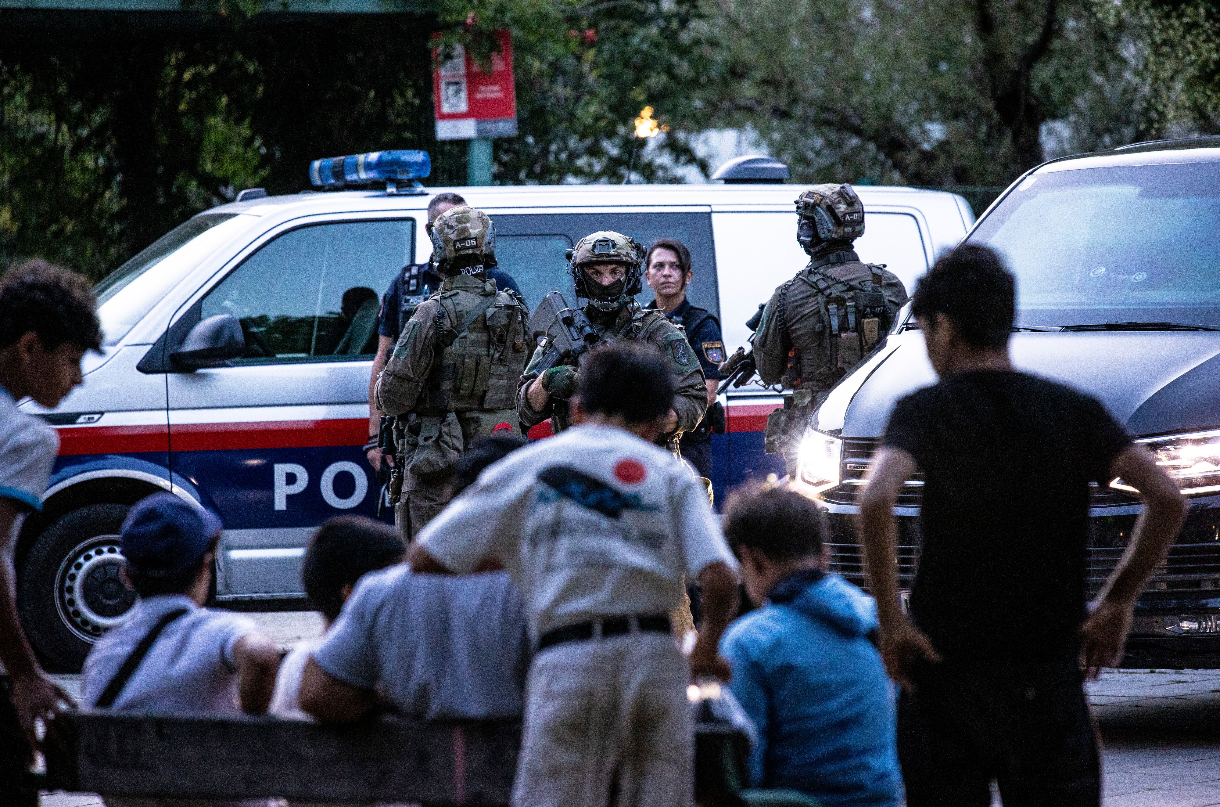 Polizisten während eines Medientermins der LPD Wien zu Jugendkriminalität, Juli 2024.