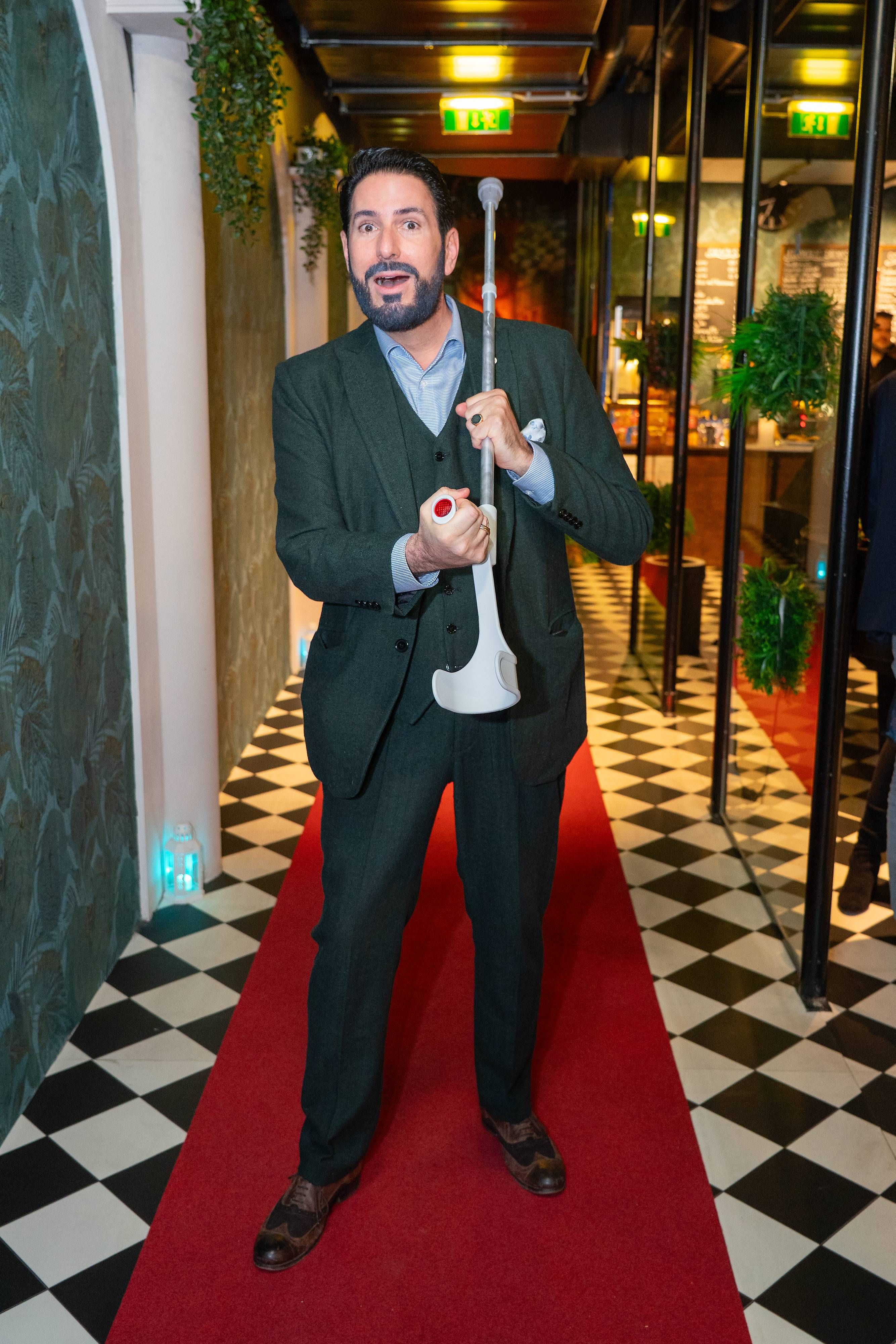 Clemens Unterreiner hat sich bei einem Sturz in der Oper die Zehe gebrochen und nun schwerwiegende Folgen am Knie.