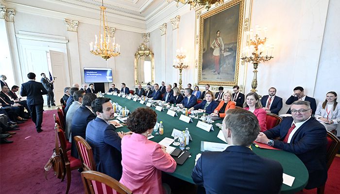 Arbeitsklausur der Bundesregierung im Bundeskanzleramt (Archivfoto). Am Mittwoch findet ein Krisengipfel zum Budgetloch statt - mit Bund, Ländern und Gemeinde-Vertretern.