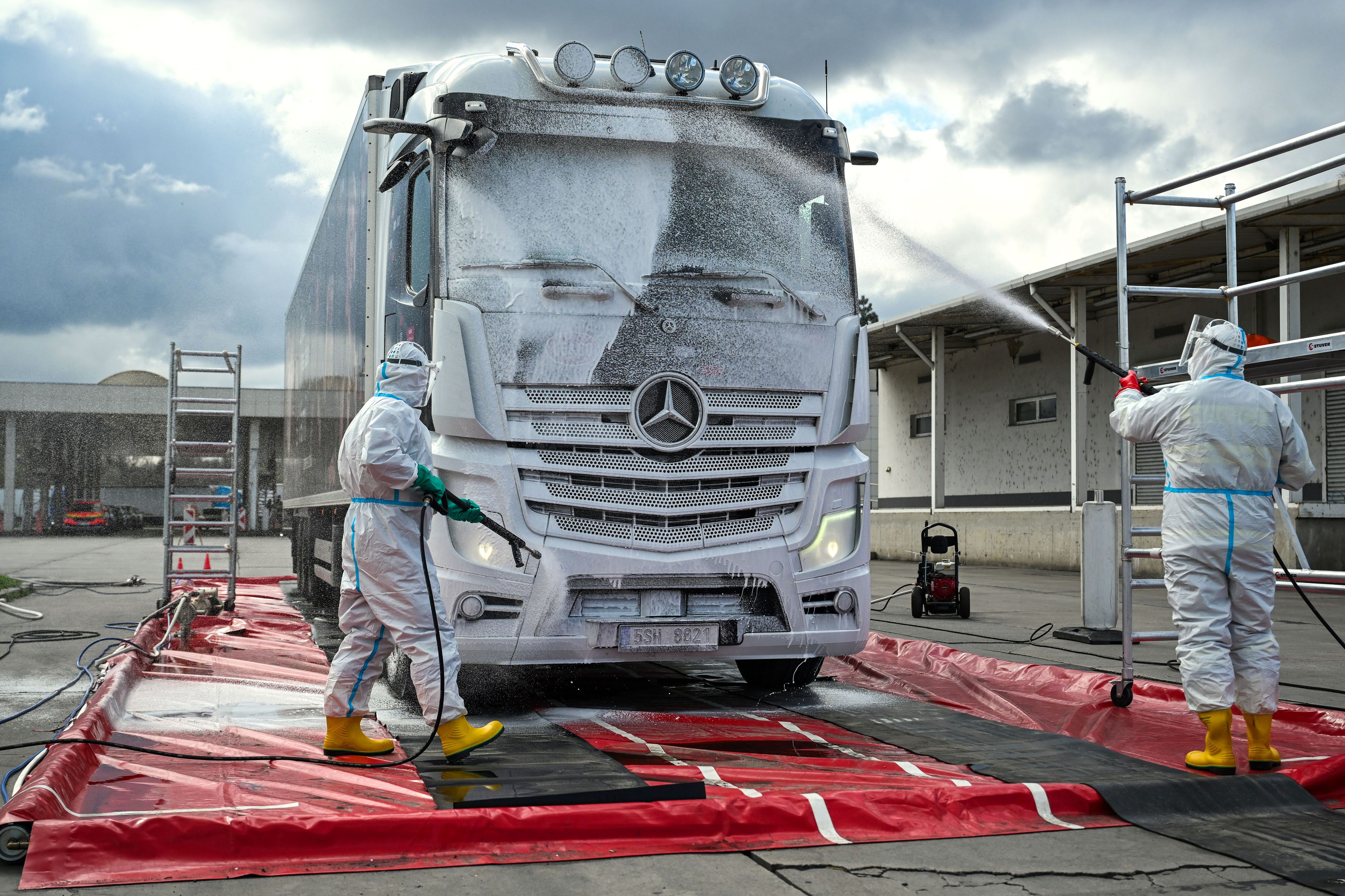 An der tschechischen Grenze wird ein Lkw desinfiziert.
