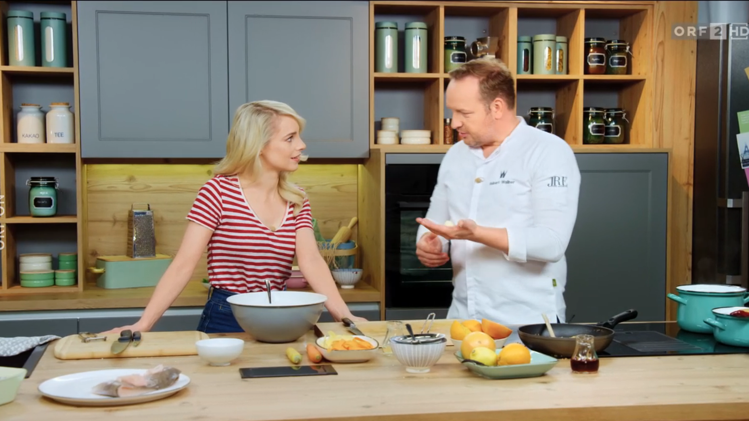 Silvias Gastkoch formte den ersten Topfenknödel. Doch die Moderatorin wirkte nicht zufrieden.