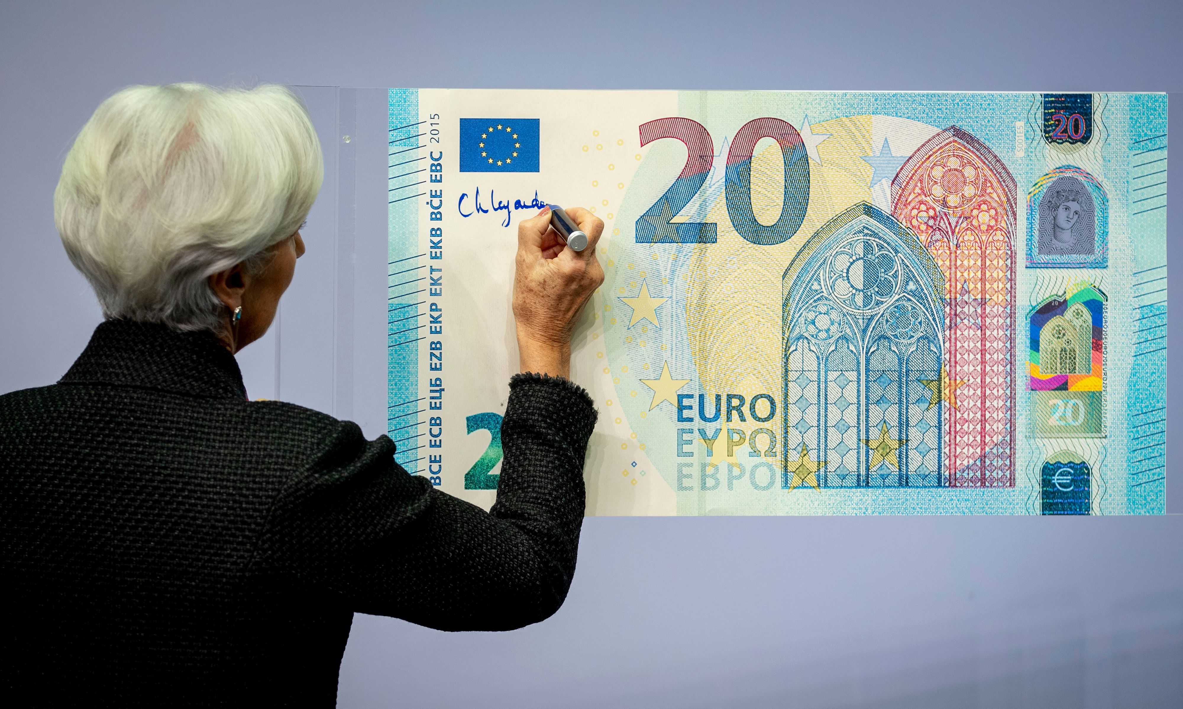 EZB-Chefin Christine Lagarde signierte zum Amtsantritt 2019 einen übergroßen 20er. Die Euro-Banknoten sollen bald völlig anders aussehen.