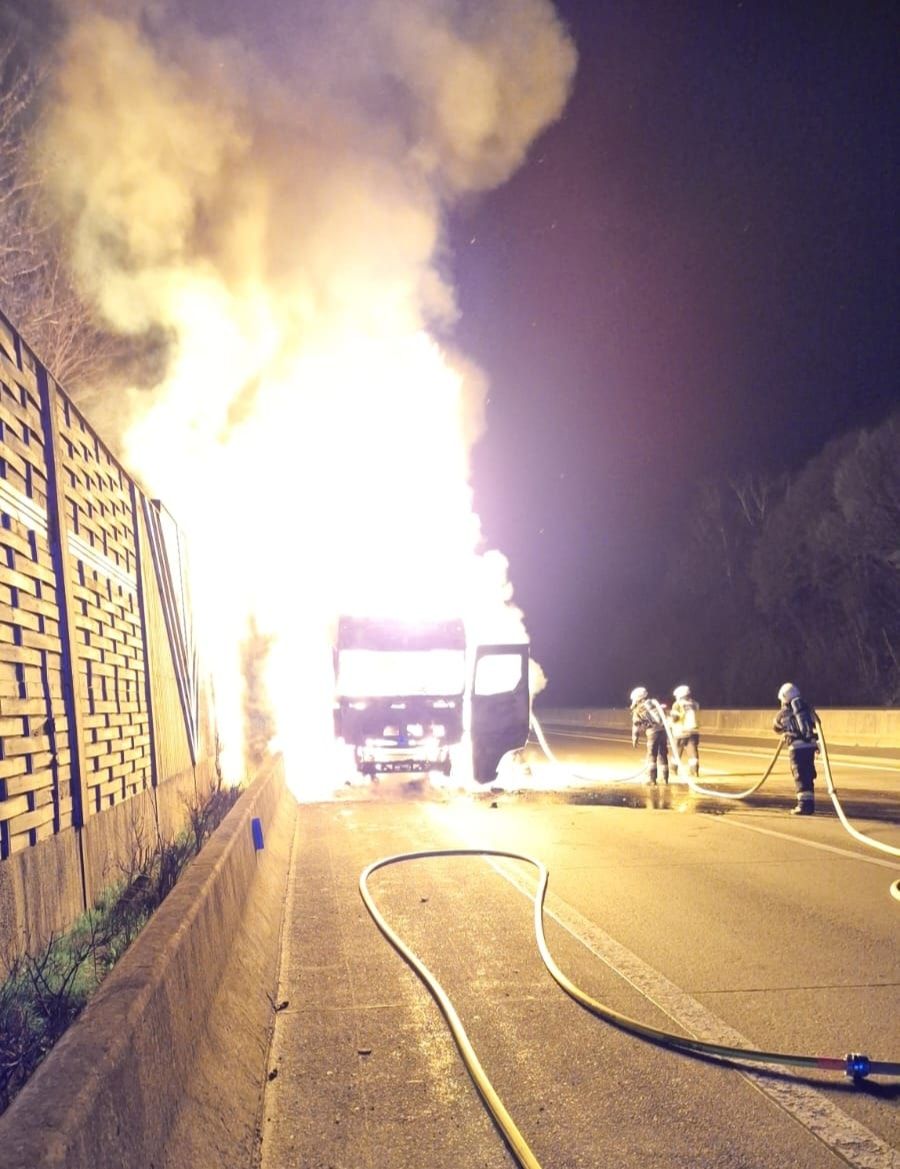 Auf der Südautobahn stand ein Lkw in Vollbrand.