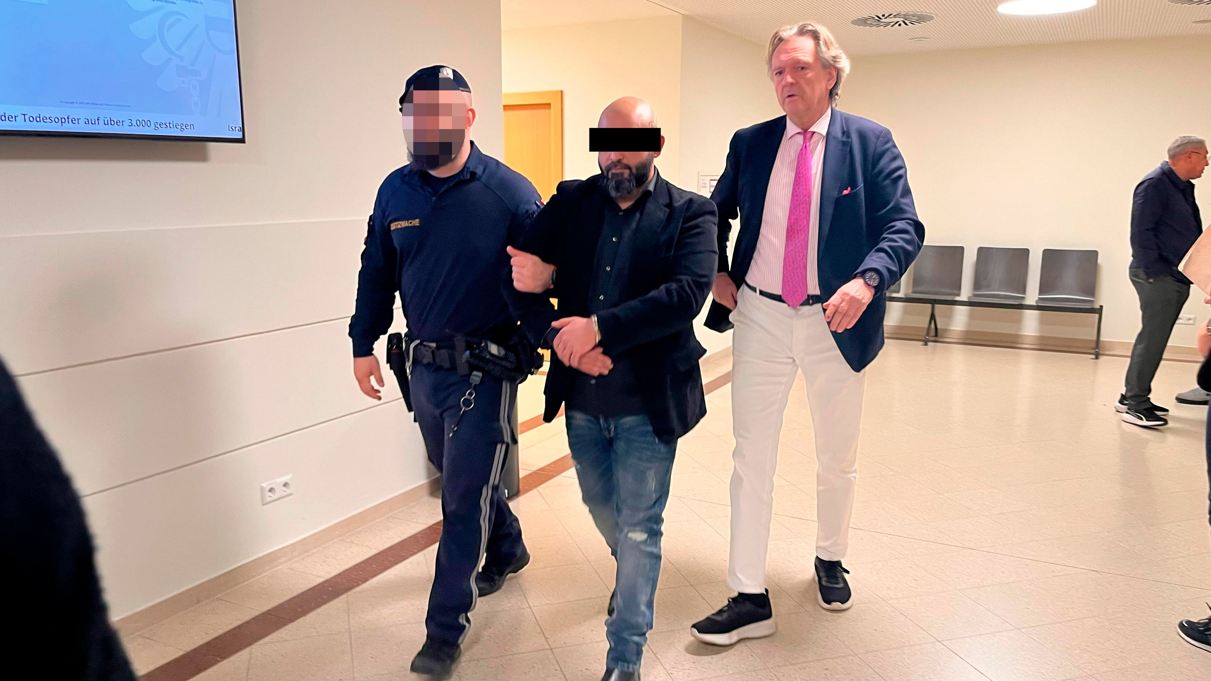 Der Hauptangeklagte; sein Anwalt Christian Werner (r.)