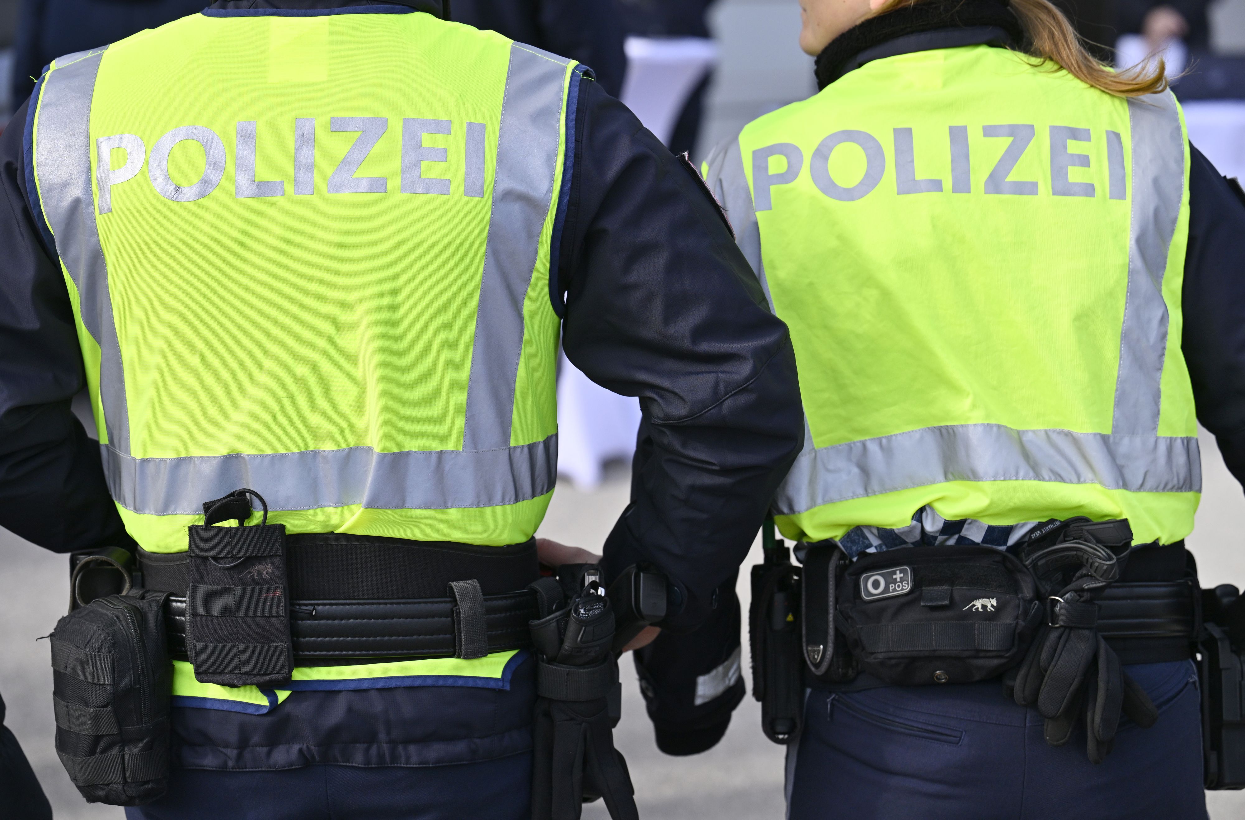 Zwei Betrüger gaben sich als Polizisten aus. (Symbolbild)