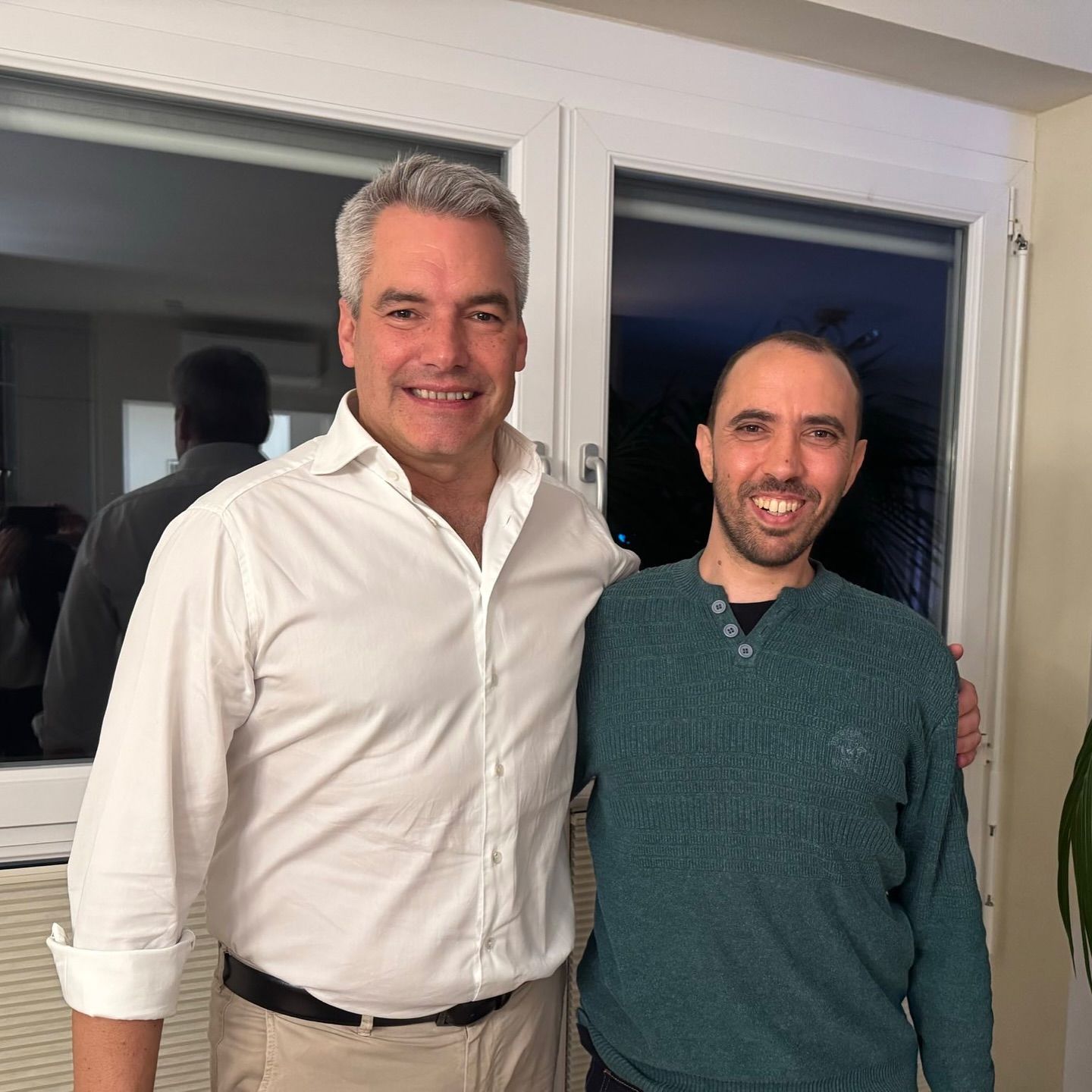 Als Regierungschef hat sich Ex-Kanzler Karl Nehammer intensiv für die Freilassung von Tal Shoham eingesetzt. Nach dessen Freilassung kam es im April 2025 zum persönlichen Treffen.