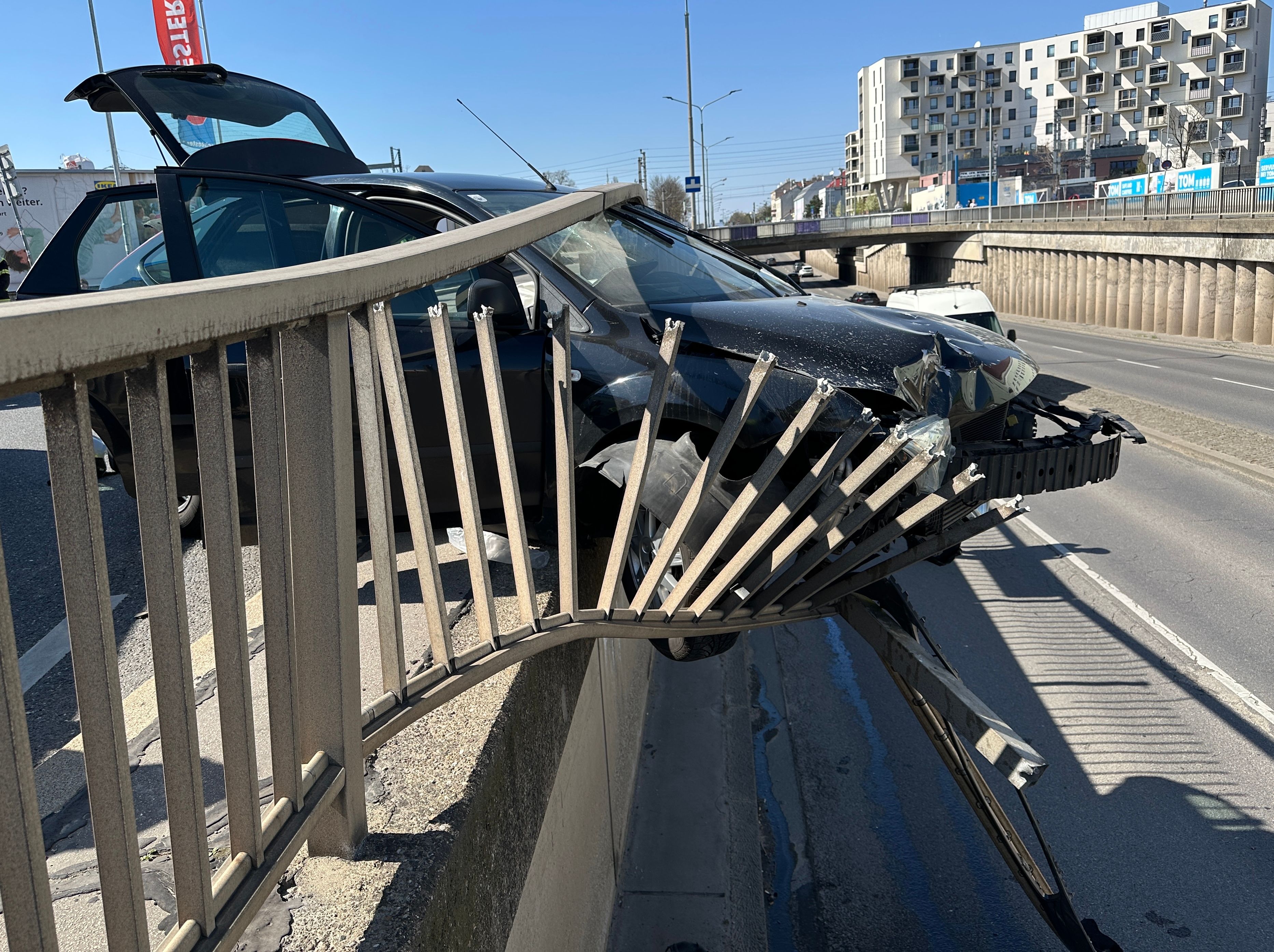 Aus unbekannten Gründen durchbricht ein PKW ein Geländer