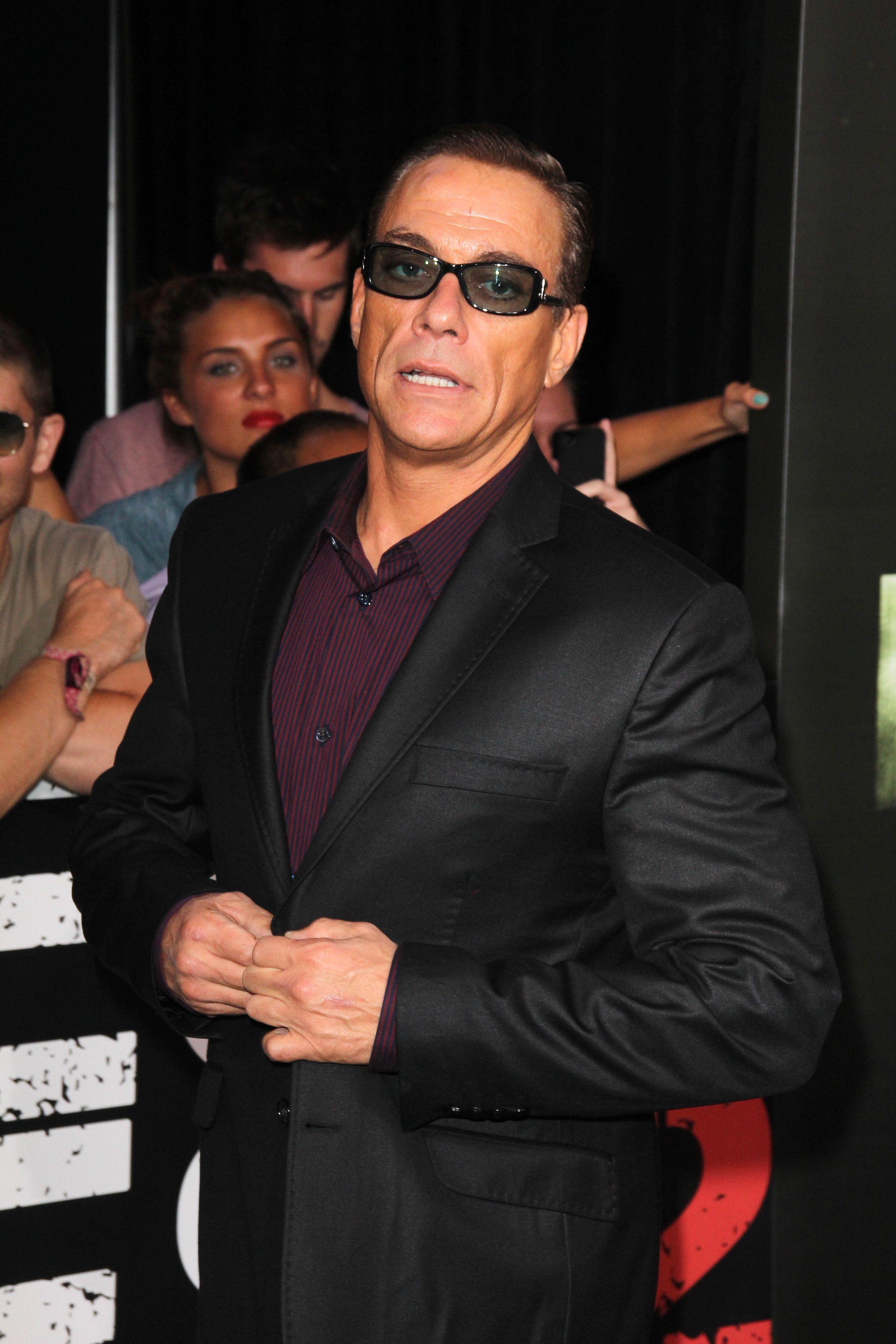 Gegen den belgischen Schauspieler Jean-Claude Van Damme wurde in Rumänien eine Strafanzeige eingereicht. 