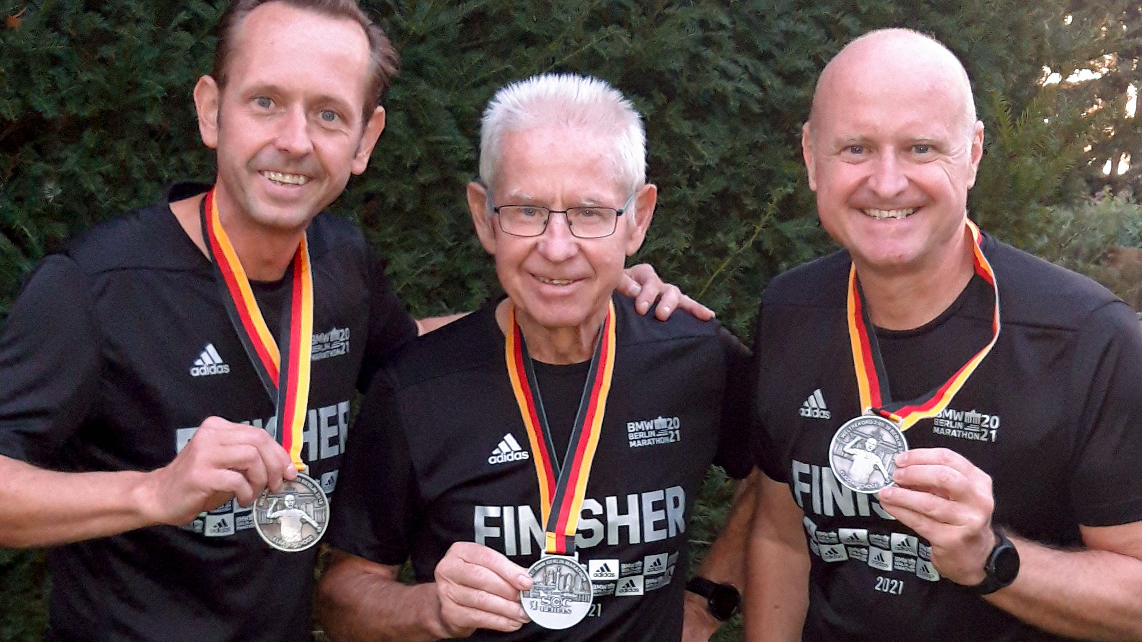 Felix Pauli (Mitte) mit seinen Söhnen, Roman (li.) und Georg Pauli (re.) beim Marathon in Berlin.