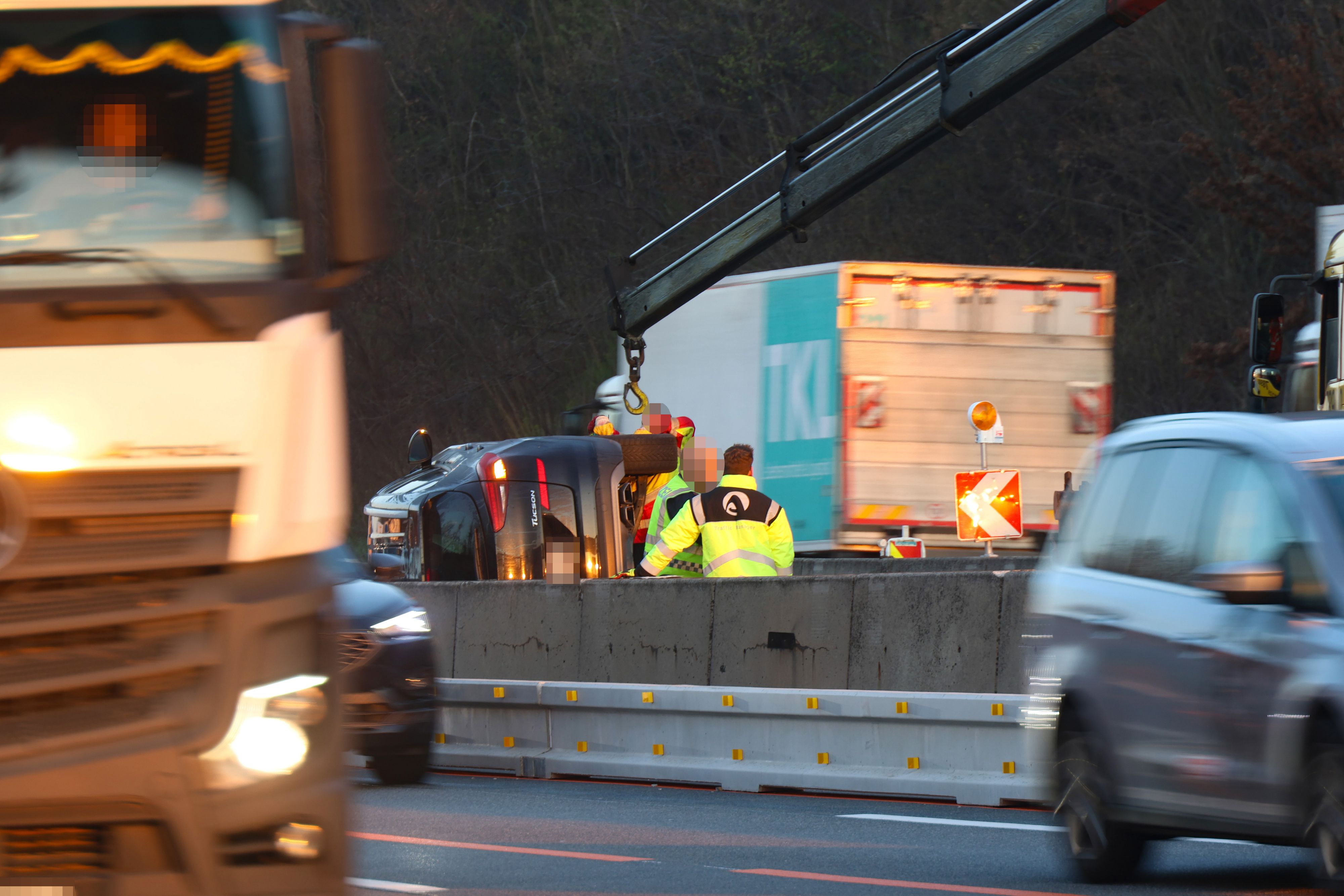 Der Pkw verunfallte und landete auf der Fahrerseite.