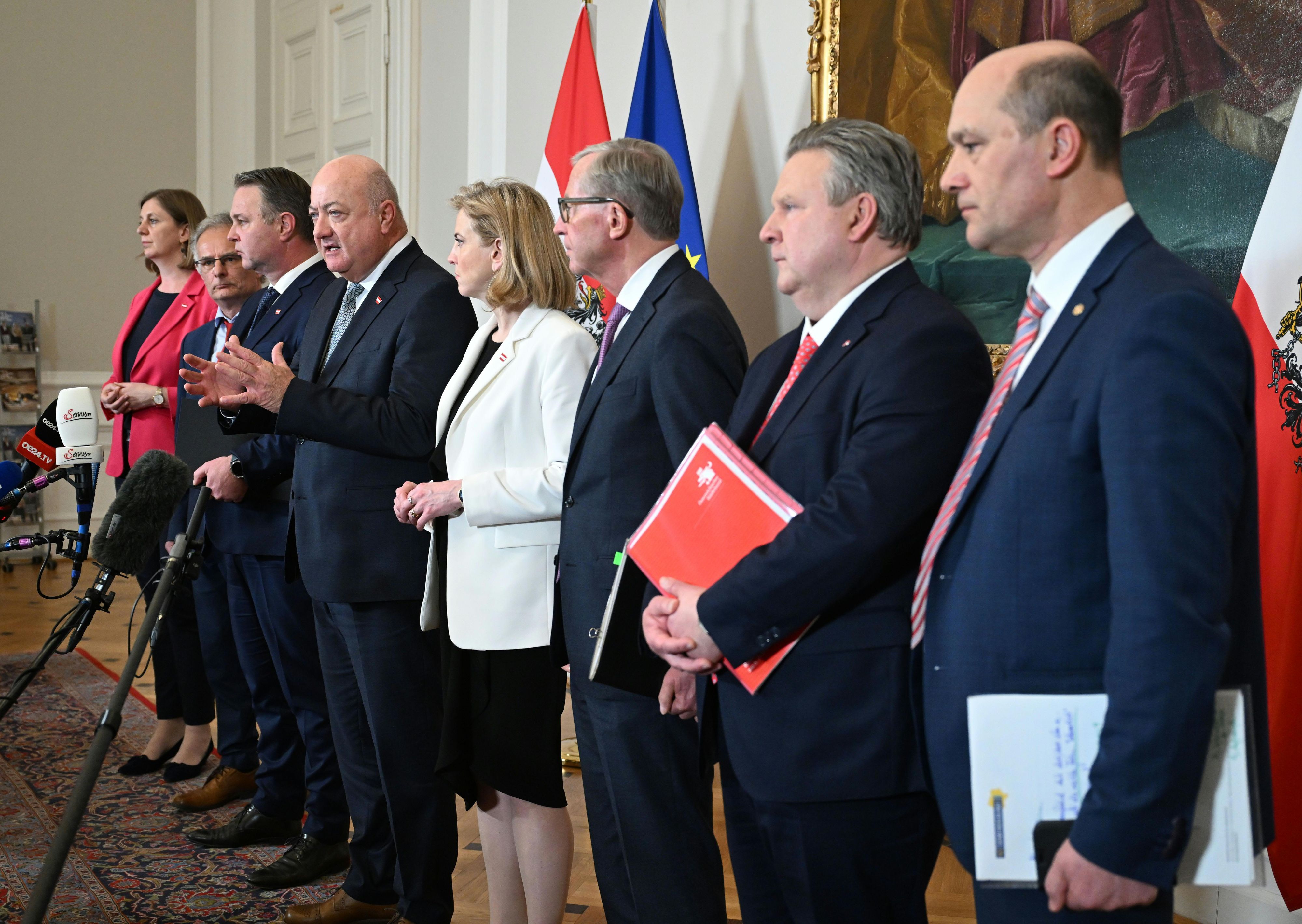 Gemeindebund-Präsident Johannes Pressl (ganz rechts, ÖVP) nahm genauso am Gipfel teil, wie Vertreter der Bundesregierung und der Bundesländer.