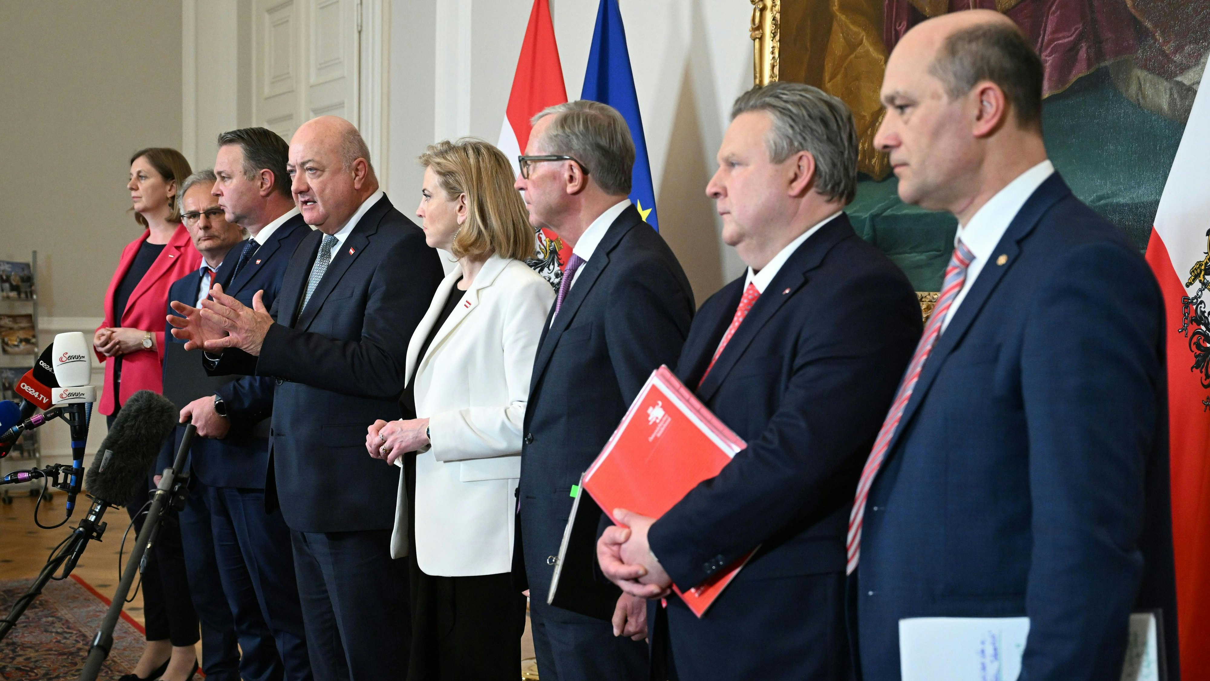 Gemeindebund-Präsident Johannes Pressl Download von www.picturedesk.com am 03.04.2025 (09:19). ABD0130_20250402 - WIEN - ÖSTERREICH: Finanzstaatssekretärin Barbara Eibinger-Miedl (ÖVP), Finanzminister Markus Marterbauer (SPÖ), Vizekanzler Andreas Babler (SPÖ), Bundeskanzler Christian Stocker (ÖVP), Außenministerin Beate Meinl-Reisinger (NEOS), LH Wilfried Haslauer (ÖVP), Wiens Bürgermeister Michael Ludwig (SPÖ) und Gemeindebund-Präsident Johannes Pressl (ÖVP) am Mittwoch, 2. April 2025, anl. eines Arbeitsgesprächs der Bundesregierung zum gesamtstaatlichen Budget im Bundeskanzleramt in Wien. - FOTO: APA/HELMUT FOHRINGER - 20250402_PD6707 - Rechteinfo: Rights Managed (RM)