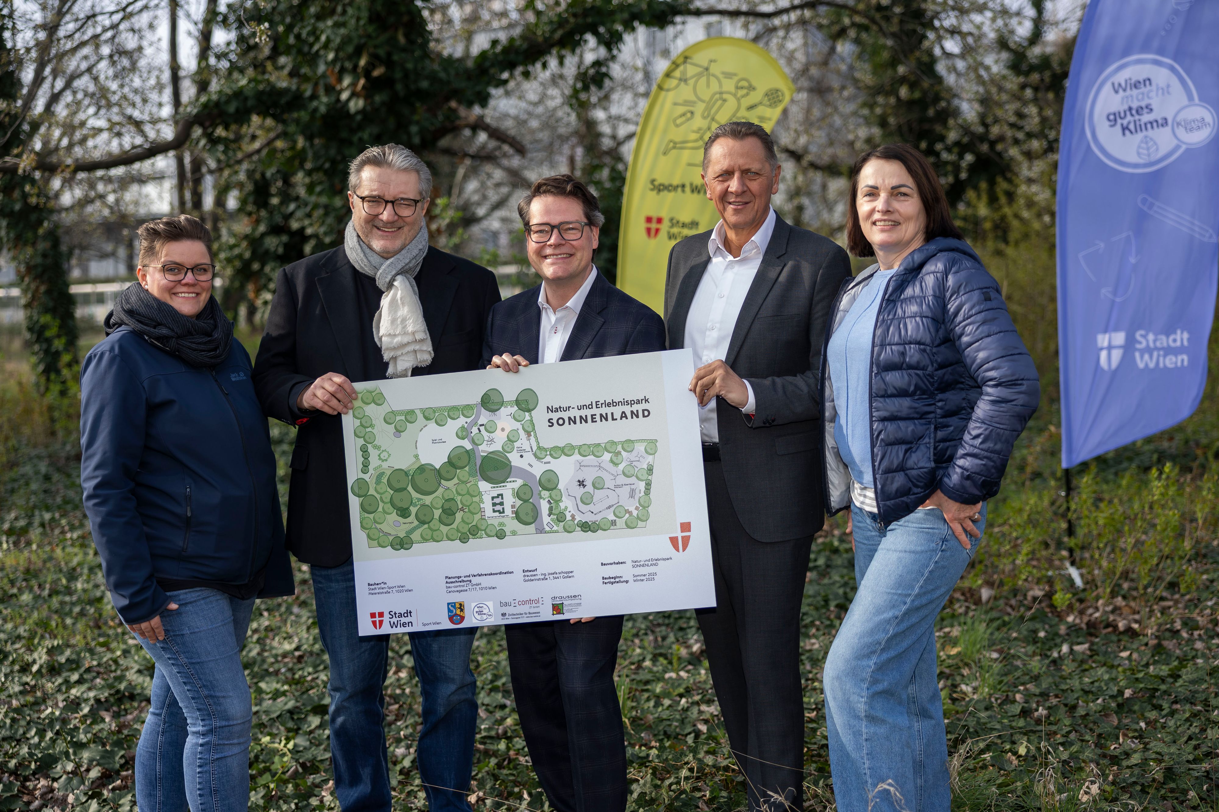 Sportstadtrat Peter Hacker, Klimastadtrat Jürgen Czernohorszky und Bezirksvorsteher Thomas Steinhart mit den Klimateam-Ideengeberinnen Marion Stadlober und Rosemarie Kurz freuen sich über den neuen Natur- und Erlebnispark.