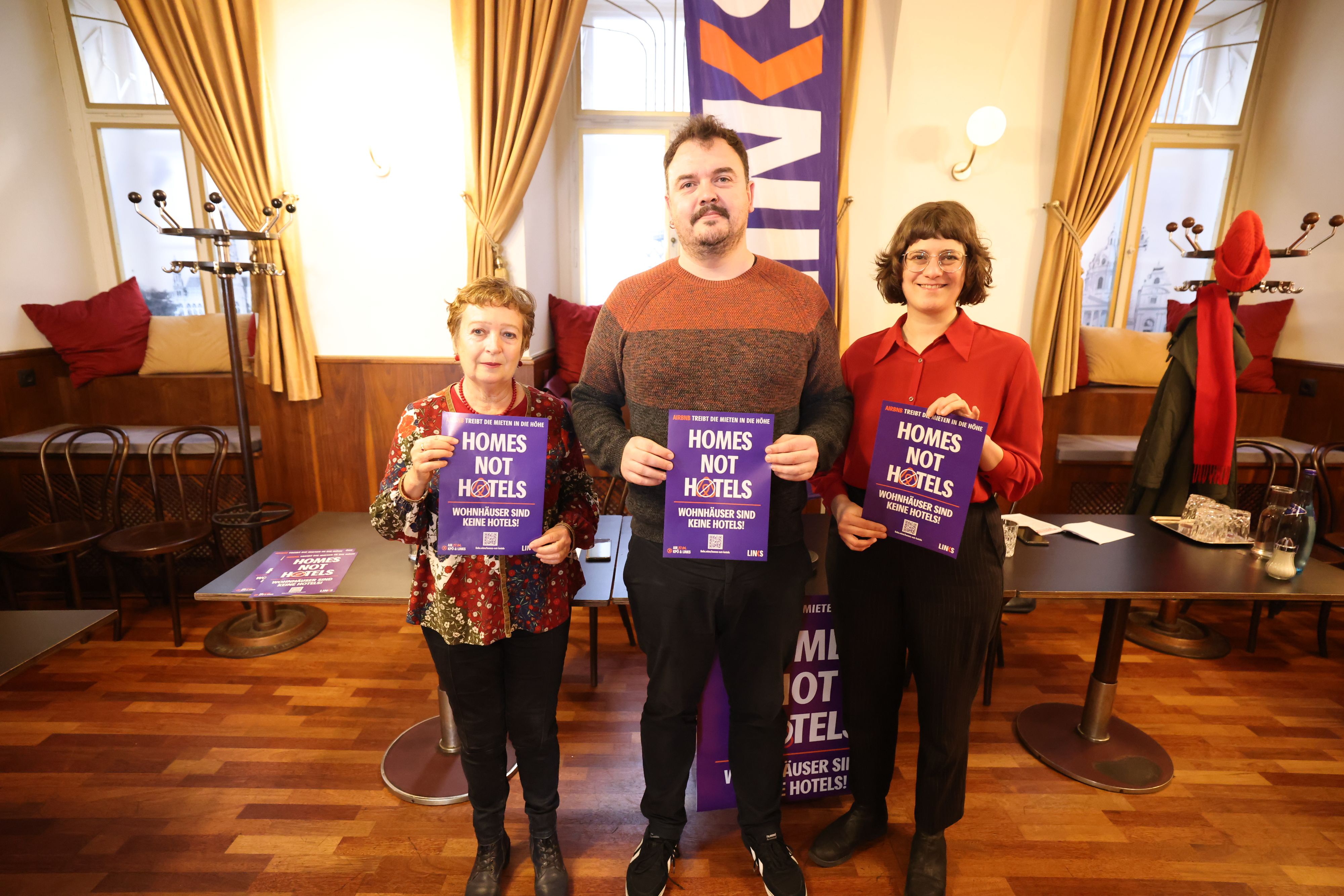 Eine betroffene Anrainerin, Daniel Harrasser, Links-Bezirksrat im 3. Bezirk und Angelika Adensamer, Links-Sprecherin und Spitzenkandidatin (v.l.).