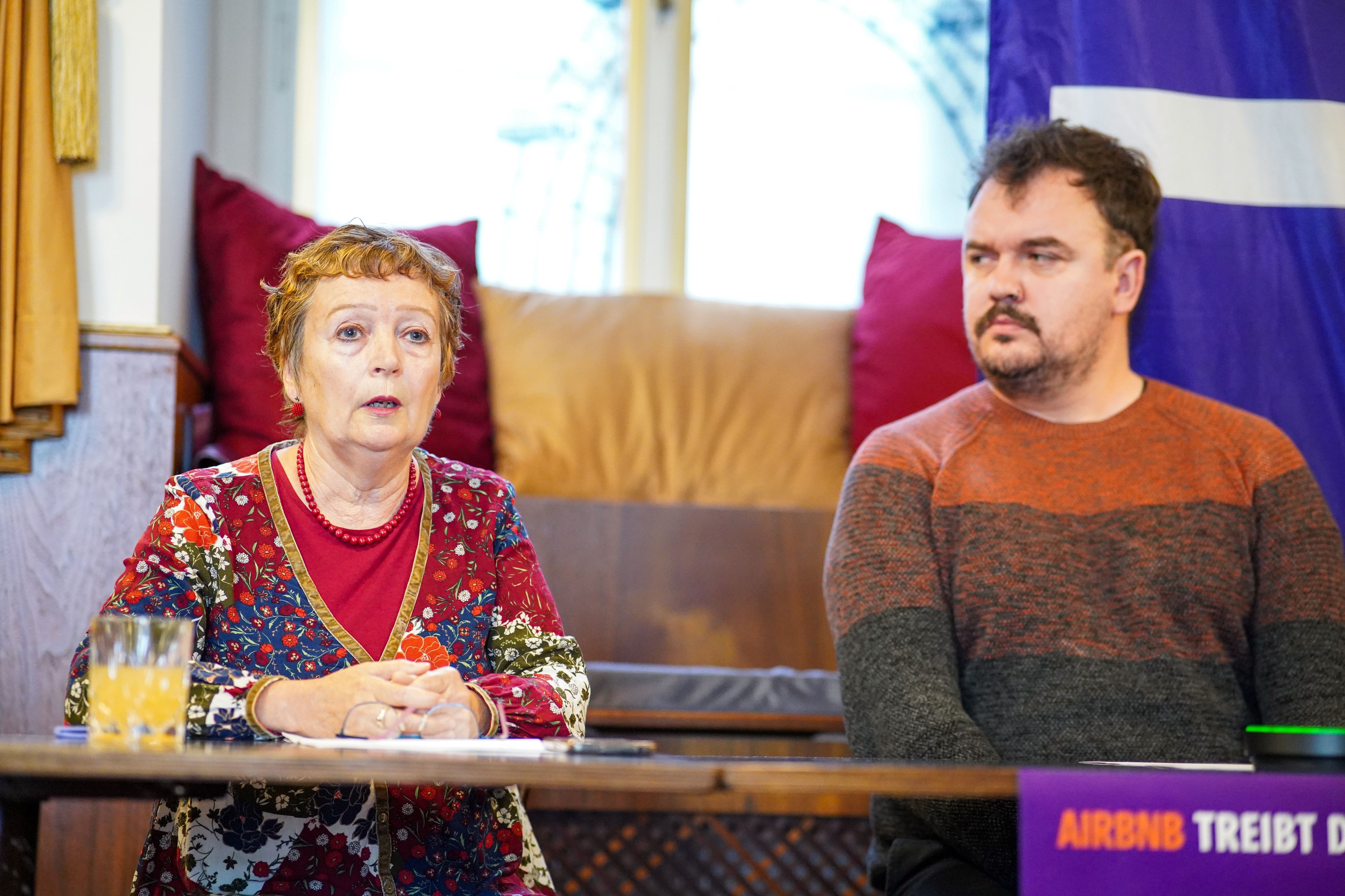 Anrainerin E. und Links-Bezirksrat Daniel Harrasser (v.l.) bei einer Pressekonferenz zu illegalen Kurzzeitvermietungen.