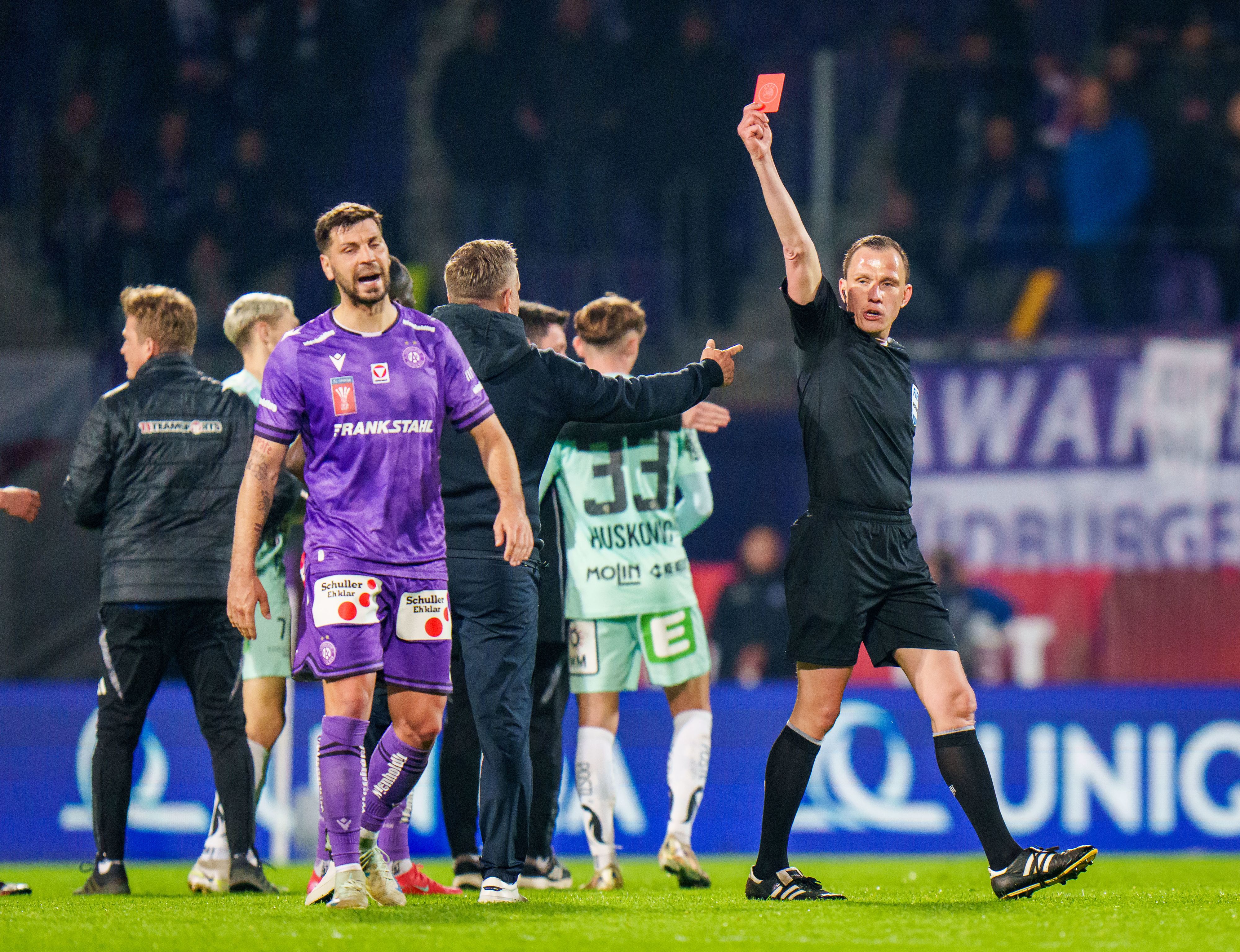 Aleksandar Dragovic sah gegen Hartberg (0:1) nach dem Schlusspfiff die Rote Karte. 
