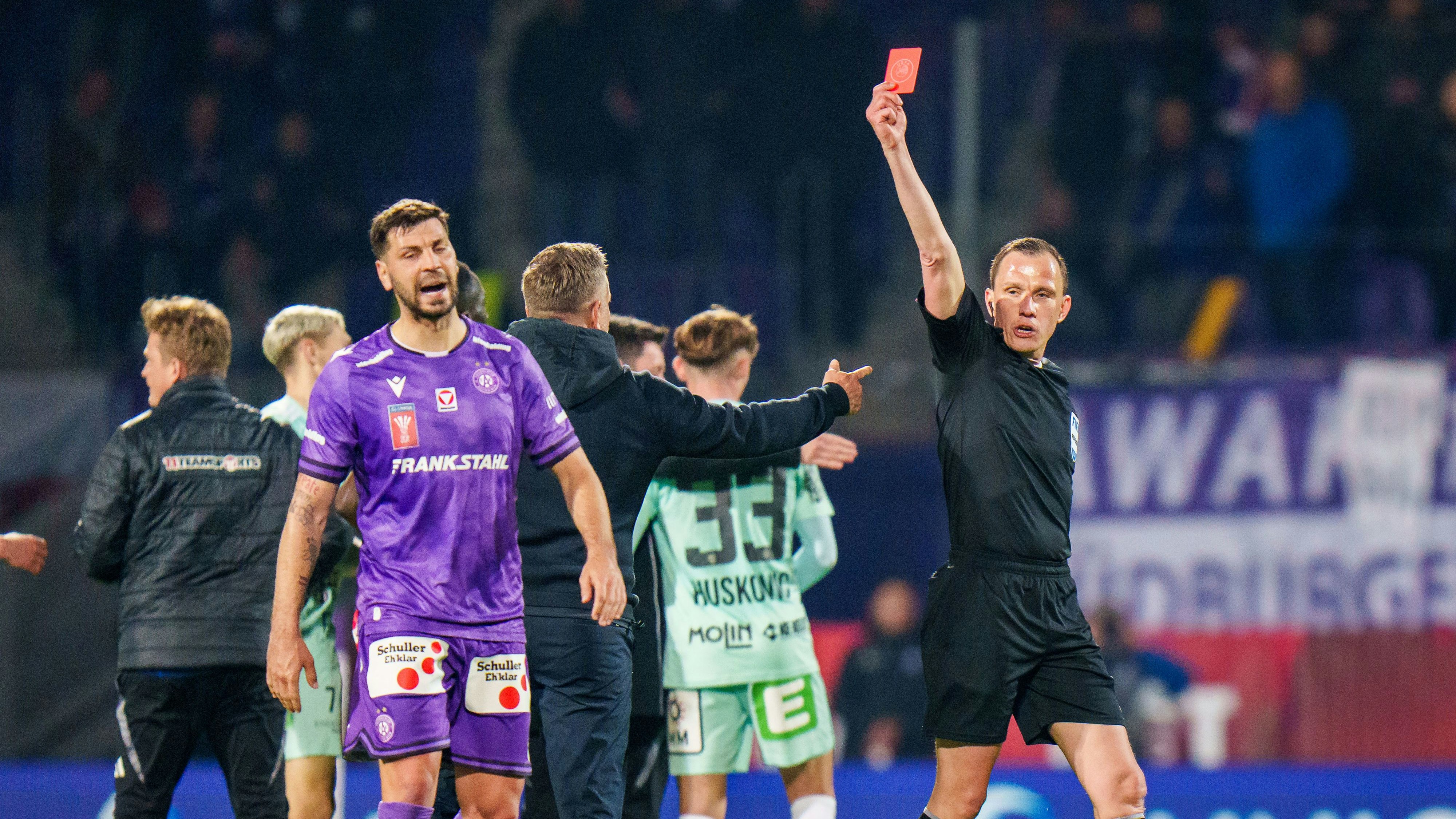 Aleksandar Dragovic sah gegen Hartberg (0:1) nach dem Schlusspfiff die Rote Karte. 