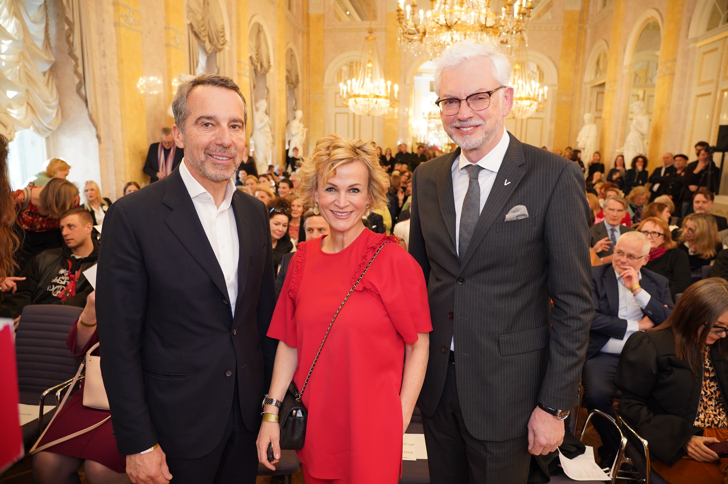 Christian Kern, Birgit Mondl und Michael Strugl gemeinsam bei der Woodman-Ausstellung.