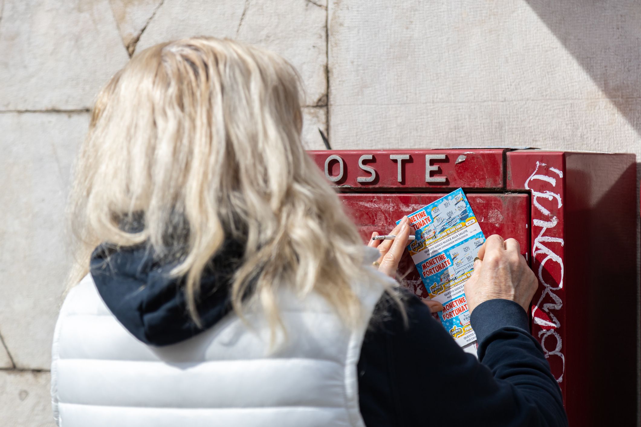 Wie gewonnen, so zerronnen: Zwei Spieler, ein Mann und eine Frau, gewannen zusammen mit einem Rubbellos 105.000 Euro, werden diese aber nicht bekommen.