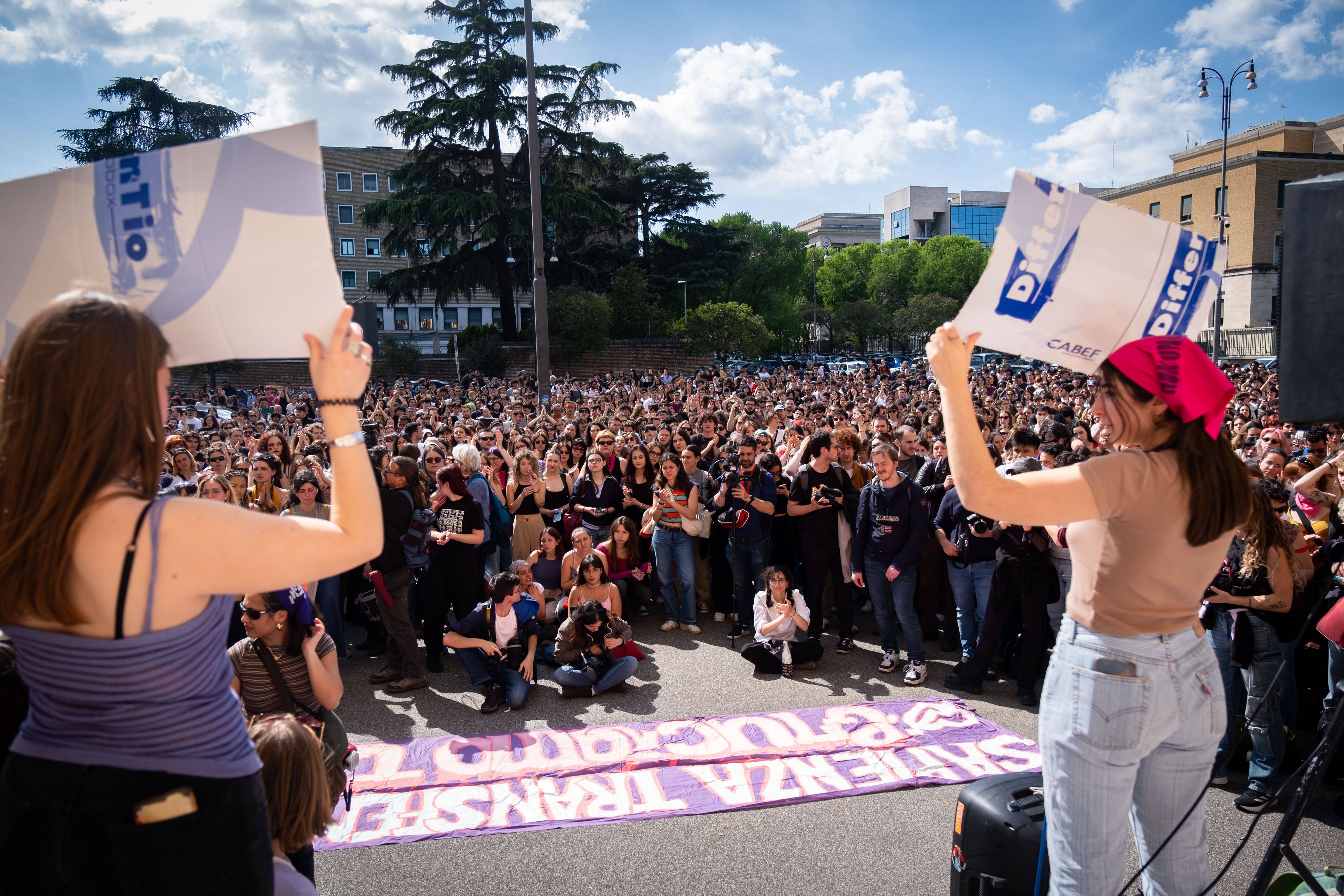 Hunderte Studenten nahmen an einer Protestkundgebung in Rom statt.