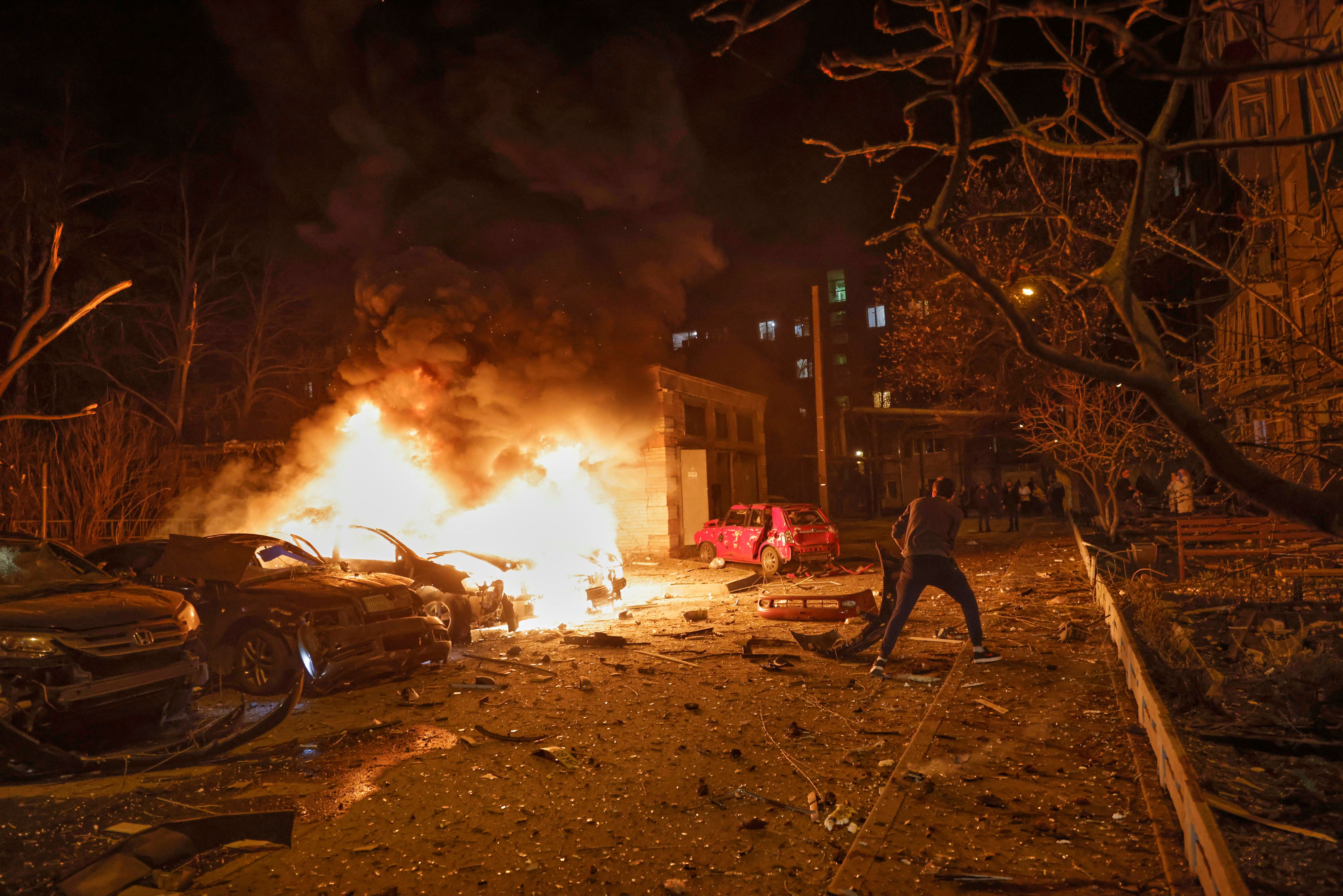 Bei russischen Drohnenangriffen sind nach ukrainischen Angaben mindestens drei Menschen in Charkiw im Osten der Ukraine getötet worden.