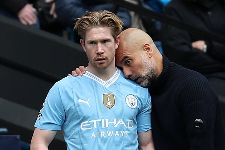 Kevin de Bruyne (l.) verlässt Manchester City im Sommer.