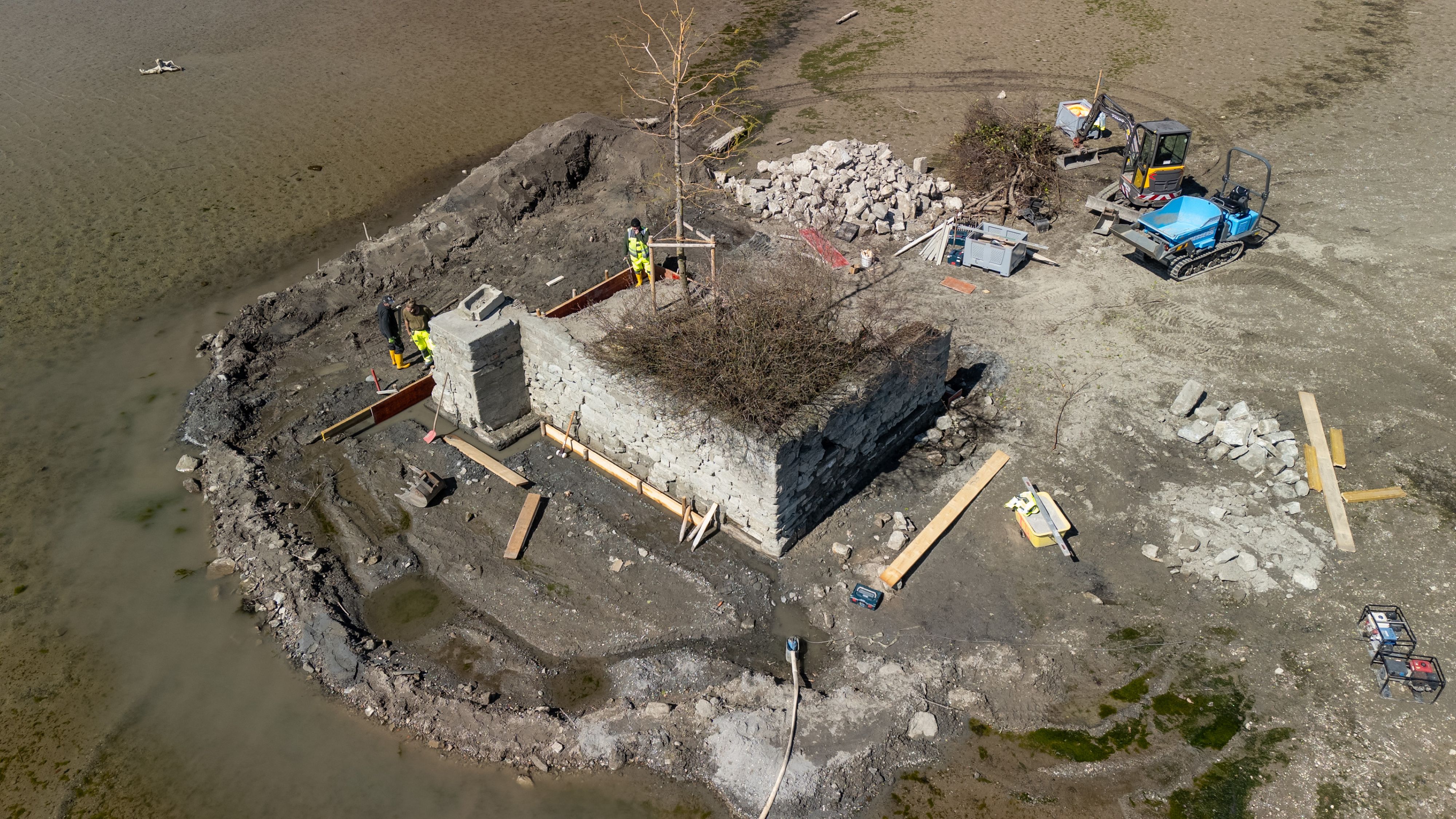 Bauliche Rettungsarbeiten auf der 53 Quadratmeter großen Insel Hoy im Bodensee