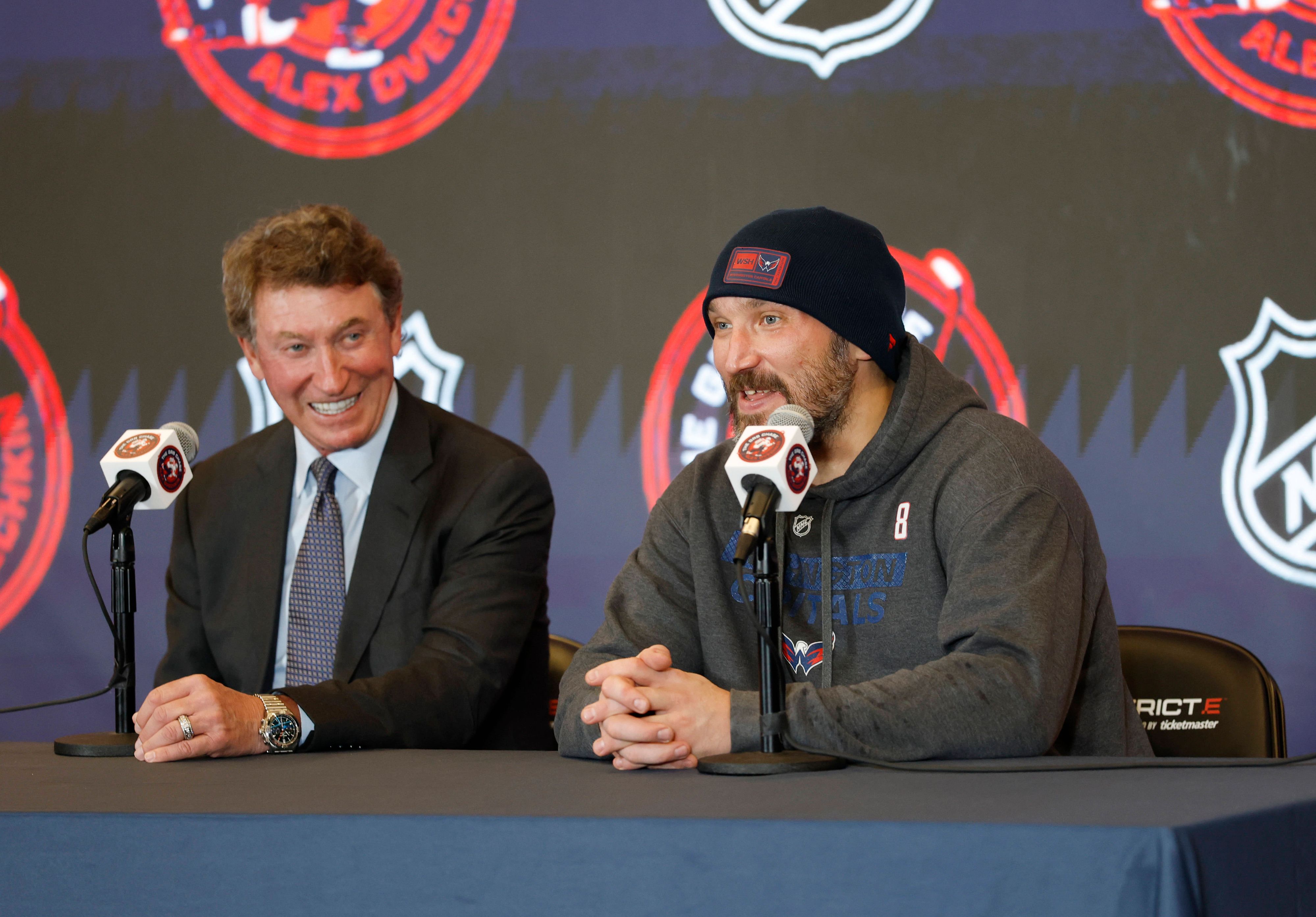 Alexander Ovechkin (r.) egalisierte den Rekord von Wayne Gretzky.