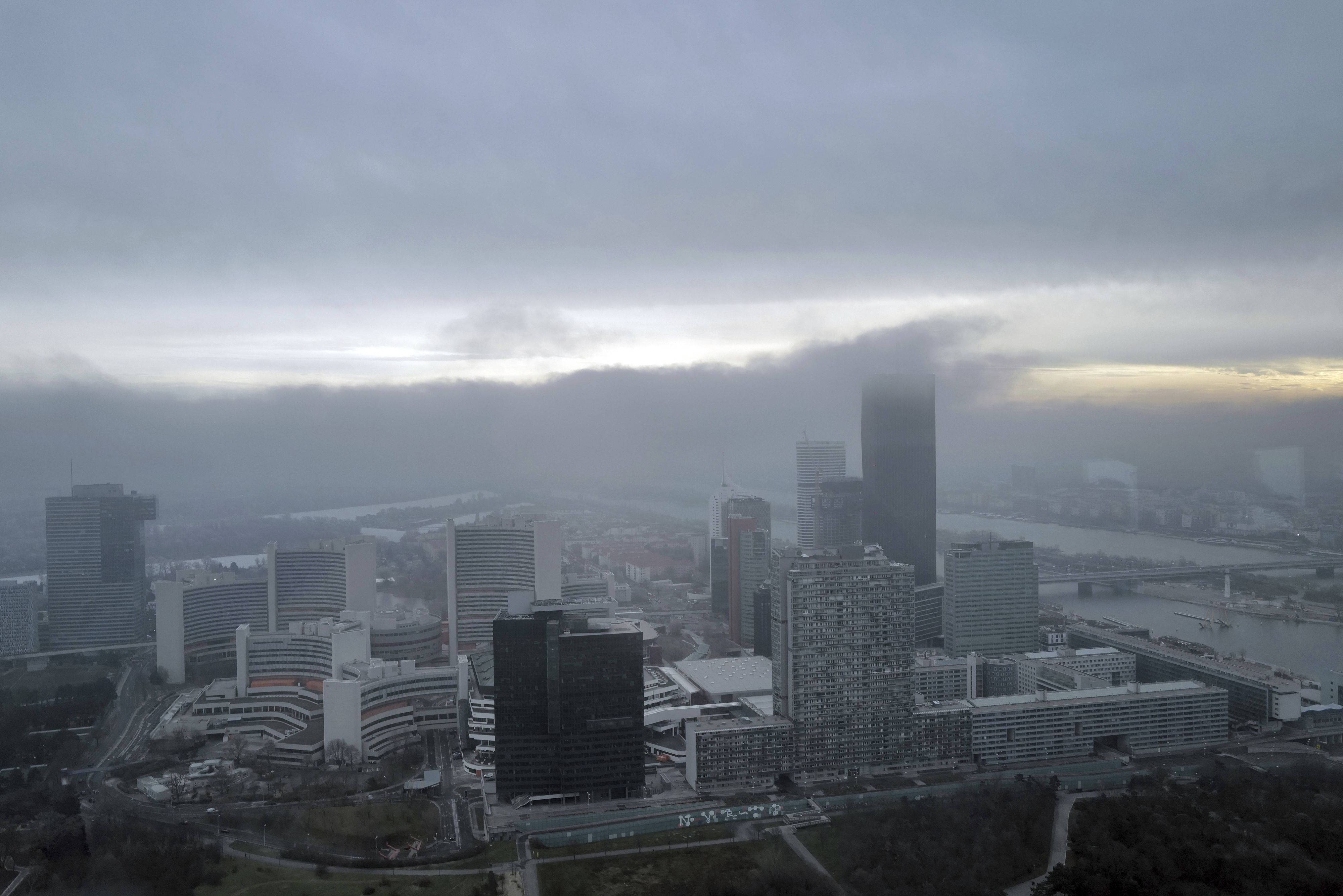 Ein Blick auf Wolkenkratzer und hohe Gebäude in Wien an einem kalten Tag im Winter. Archivbild