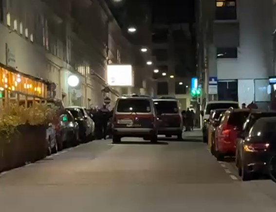 Polizeieinsatz auf der Mariahilfer Straße Ecke Andreasgasse am Freitagabend.