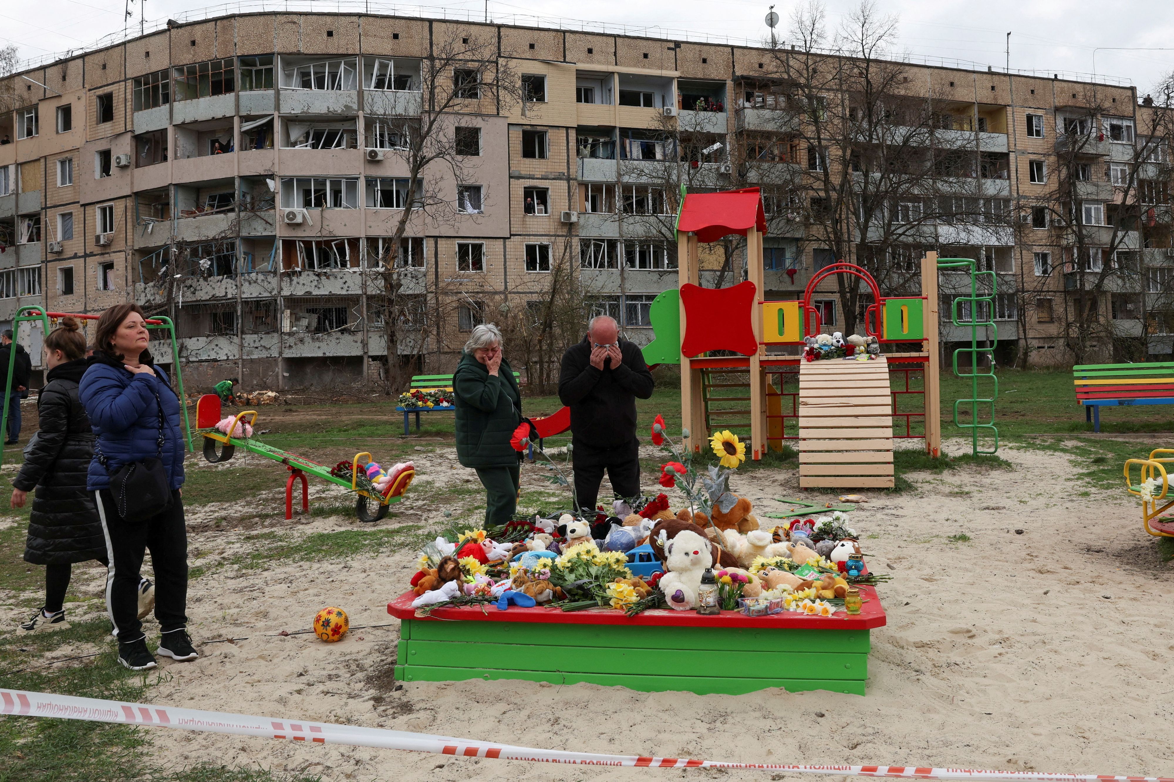 Der Tag danach: Blumen und Plüschtiere zum Gedenken an die getöteten Kinder auf dem Spielplatz in Krywyj Rih